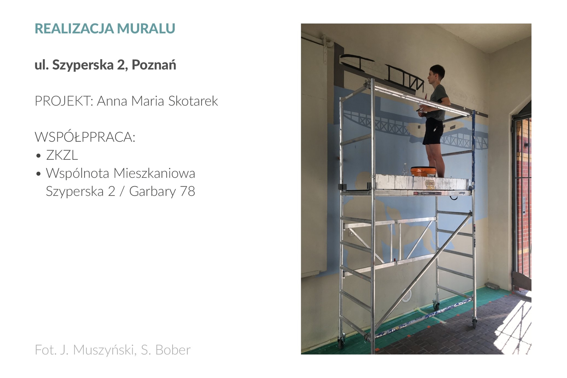 Zdjęcie przedstawia osobę na rusztowaniu podczas malowania muralu, według projektu Anny Marii Skotarek, w prześwicie kamienicy przy ul. Szyperskiej 2 w Poznaniu.