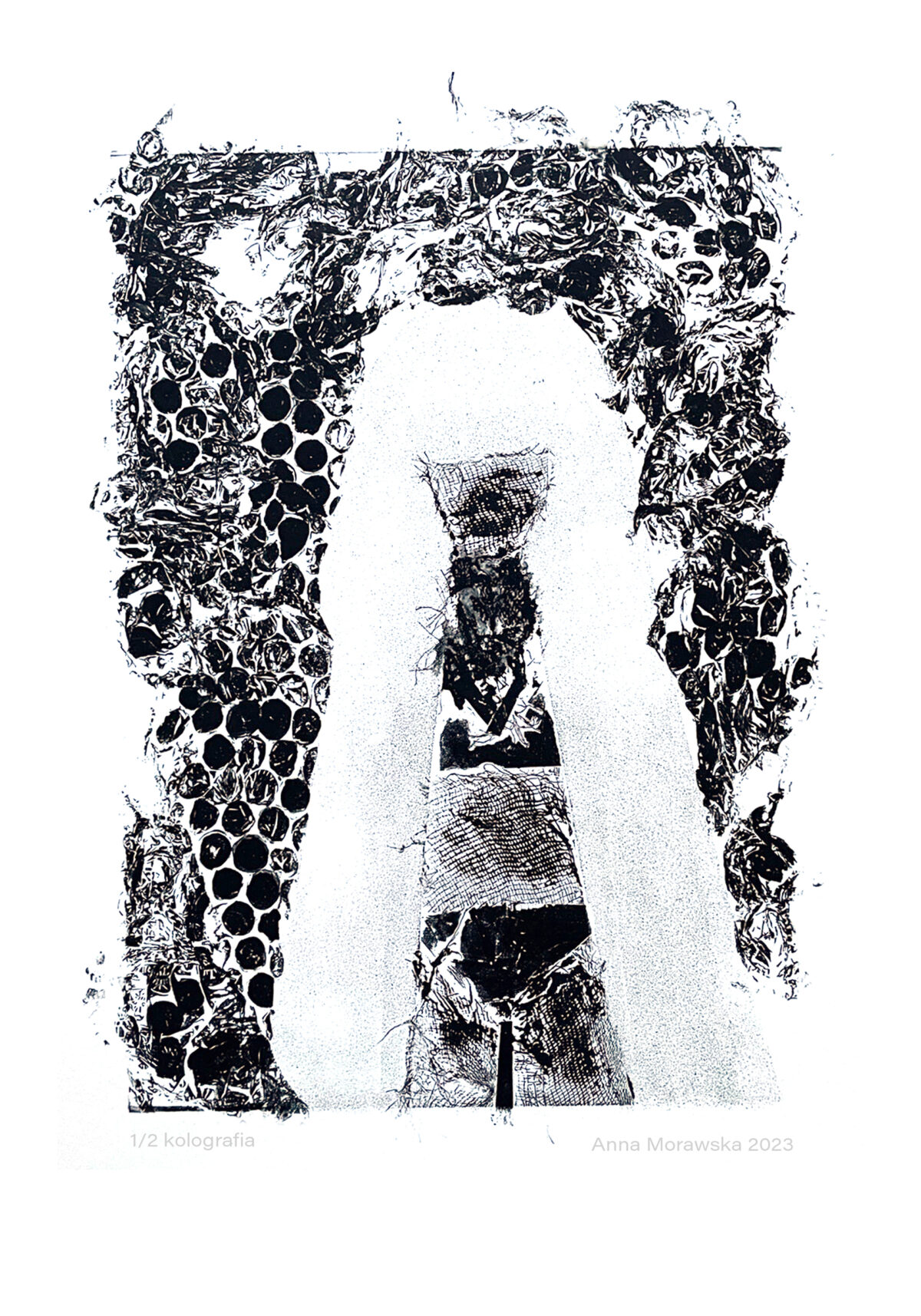 Grafika czarno-biała. Przedstawia w sposób uproszczony kobietę w bieliźnie, z długimi włosami, które wychodzą poza kadr obrazka. Grafika wykonana jest z różnych struktur powierzchni takich jak: gaza czy folia bąbelkowa.