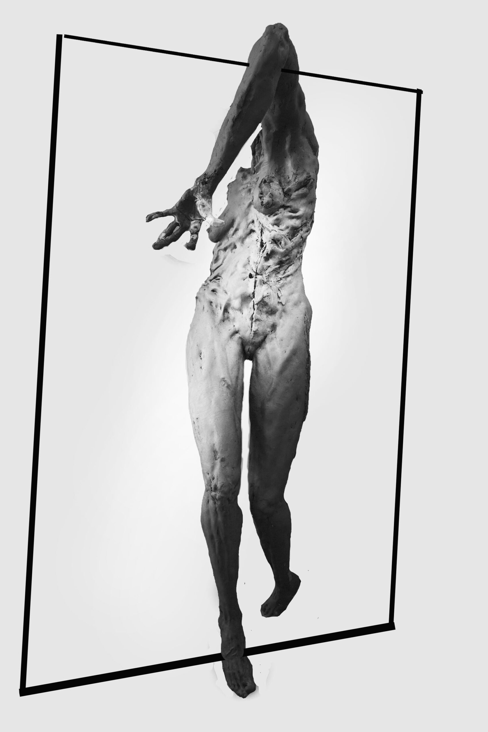 Dwumetrowa kobieca postać z gliny, o wydłużonych proporcjach stojąca na palcach i pochylona lekko do przodu. Zgięte ramię wyciągnięte ku górze, zawieszone na prostokątnej ramie. Postać ma tylko jedno ramie, jest bez głowy, a klatka piersiowa jest zniekształcona i ma mocną, wyrazistą fakturę rzeźbiarską