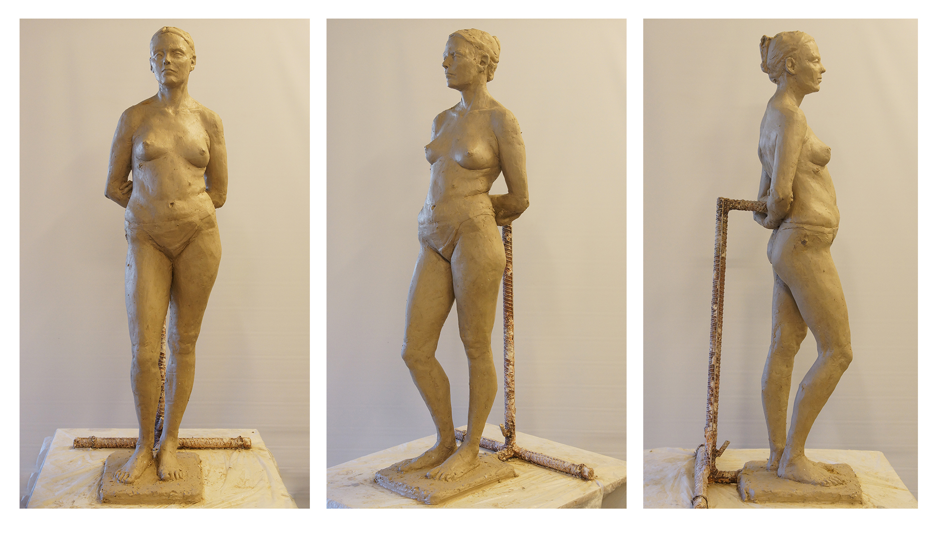 Fotografie ukazują trzy ujęcia rzeźby figuratywnej. Jest to realistyczna rzeźba wykonana w glinie przedstawiająca kobiecy akt w kontrapoście stojący na lewej nodze.