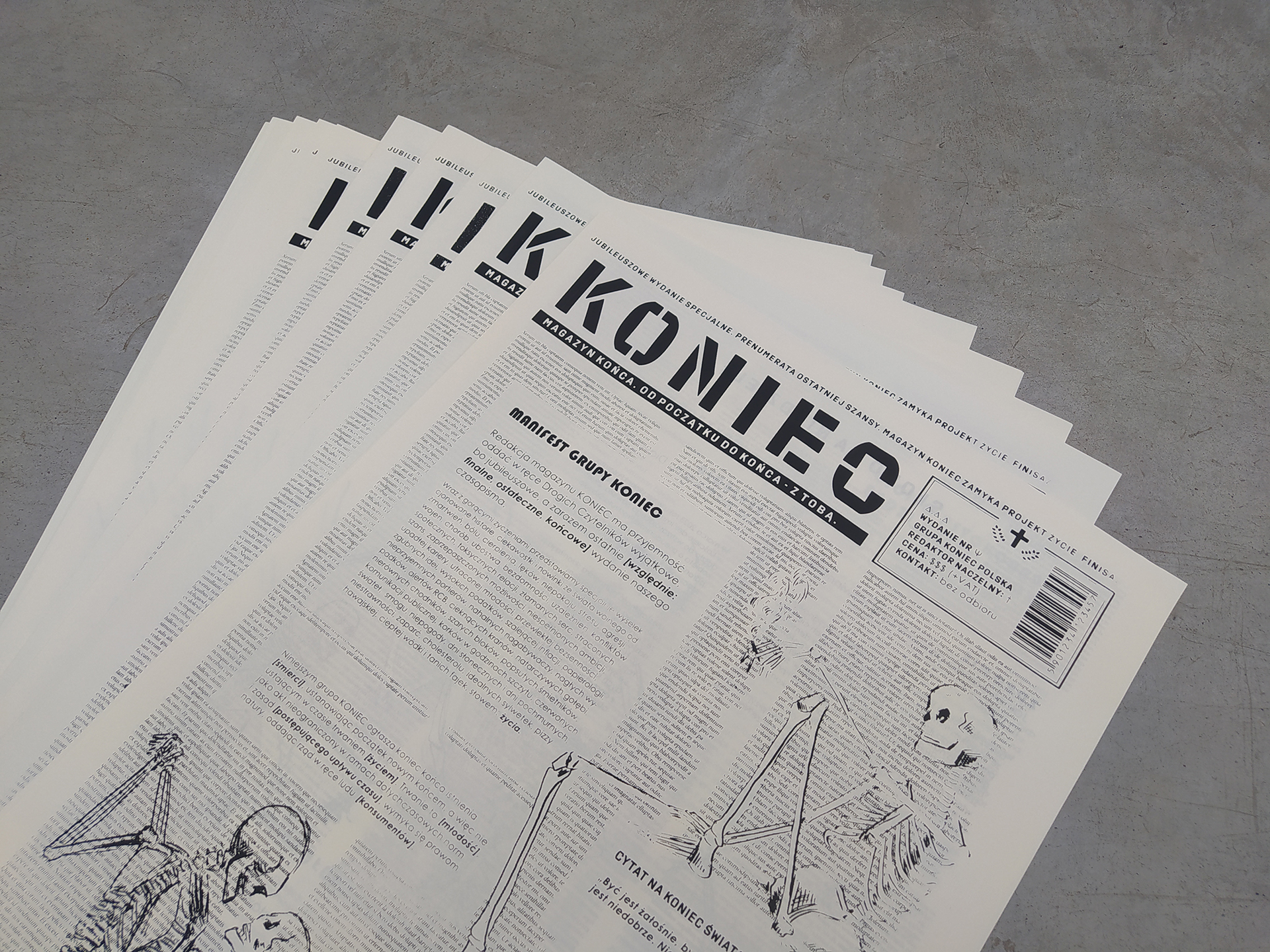 Fotografia przedstawia kilka czarno-białych gazet o Tytule KONIEC ułożonych w wachlarz jedna na drugiej, na betonowym tle.