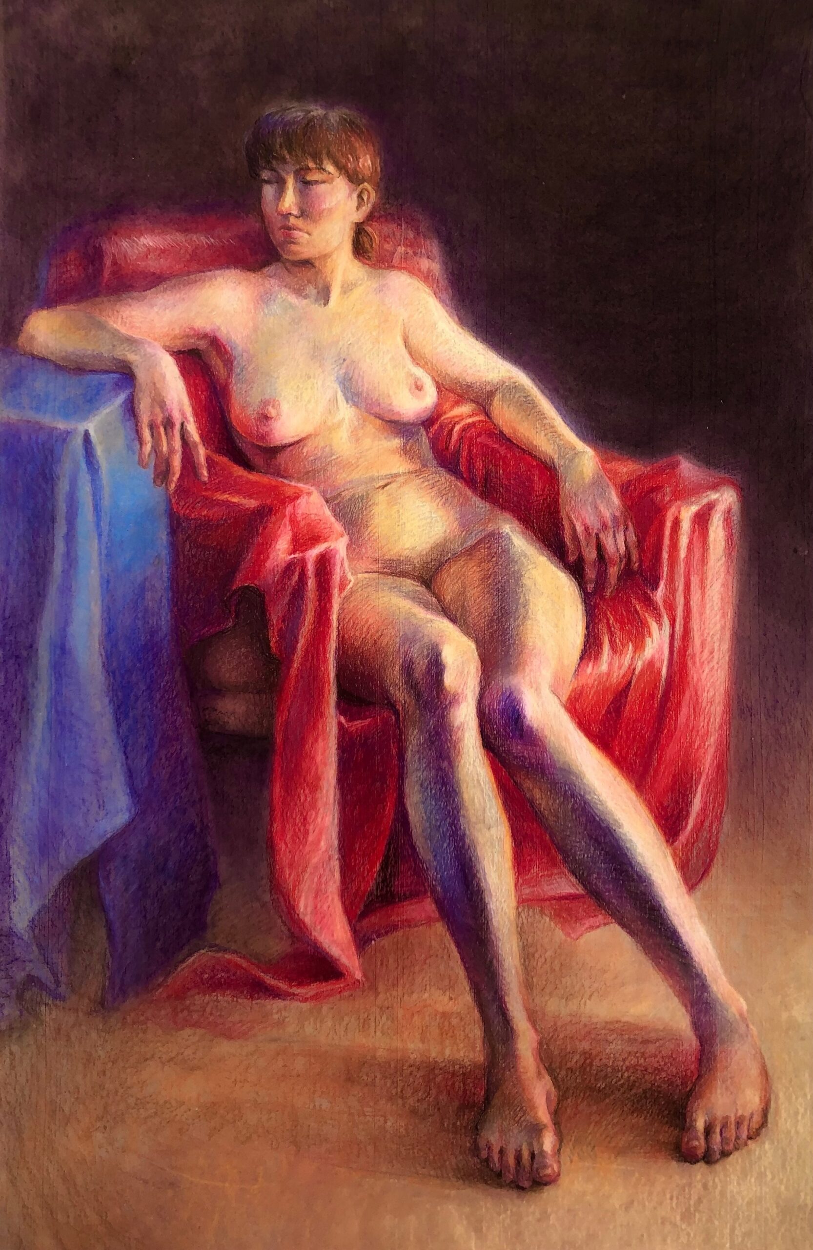 Oświetlona ciepłym światłem od prawej strony młoda, piękna kobieta o jasnym ciele siedząca na fotelu okrytym czerwonym suknem, opierająca łokieć o ultramarynowy podest po lewej stronie rysunku. Za nią mrok.