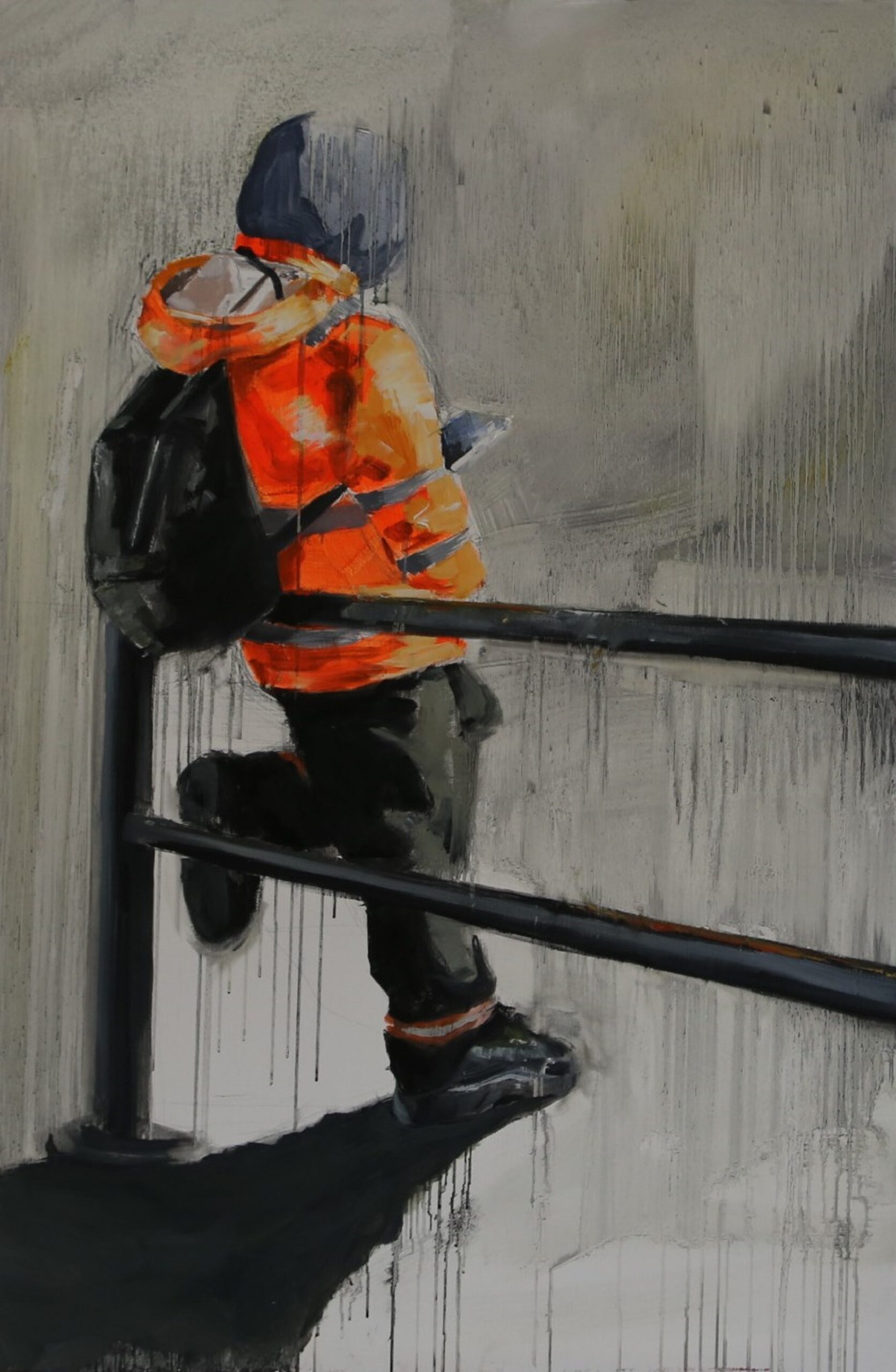 Obraz przedstawia postać opartą o czarną barierkę. Osoba ubrana jest w oranżową kurtkę i ma czarny plecak.