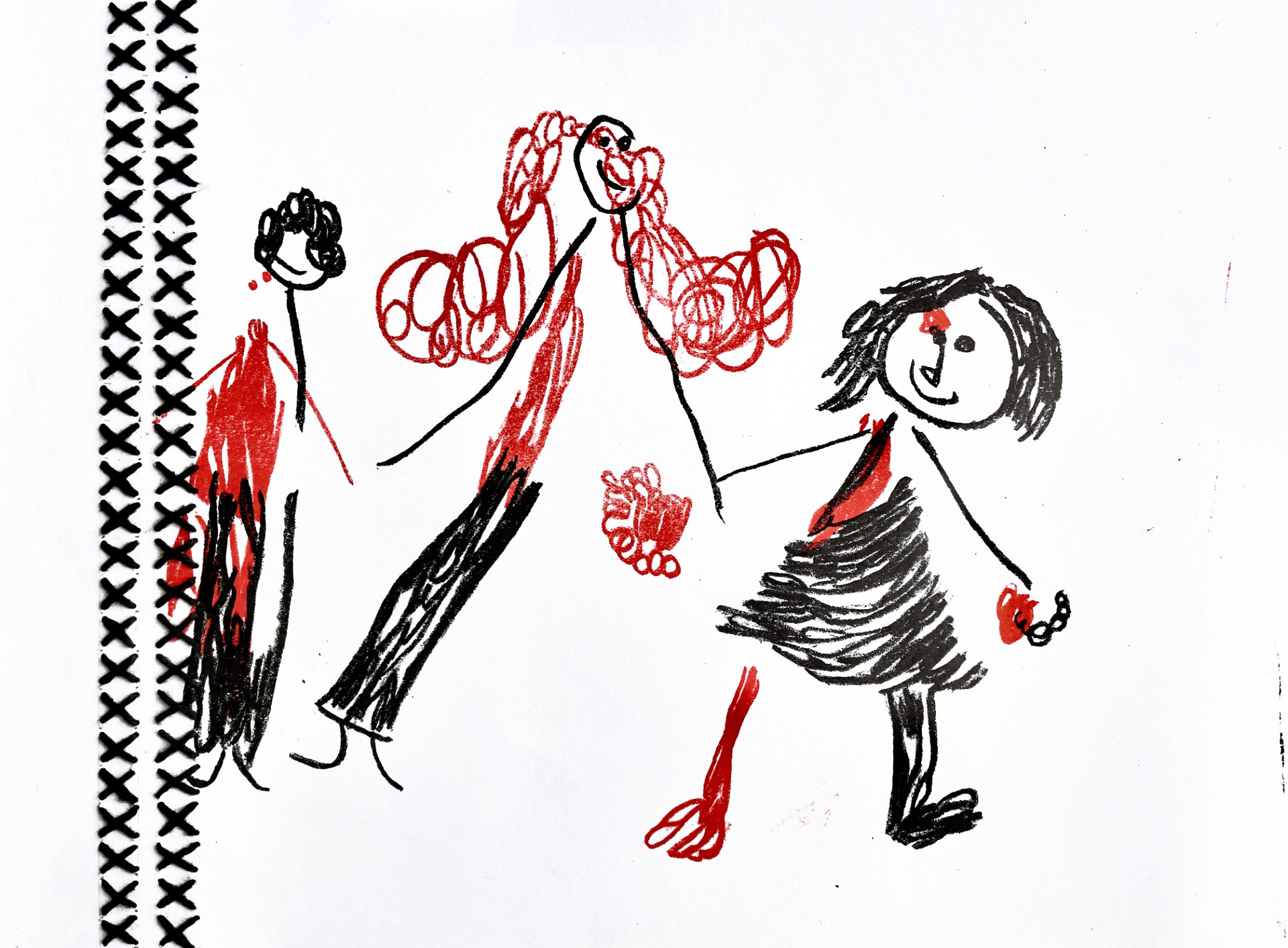 Praca przedstawia dziecięcy rysunek czarną i czerwoną kredką przedstawiający trzyosobową rodzinę. Z lewej strony pracy znajduje się pas pionowego haftu.