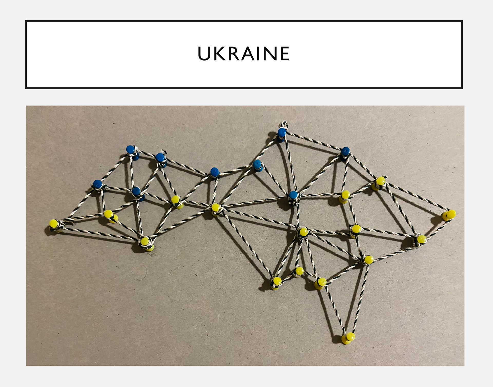Mapa Ukrainy wykonana ze sznurka.