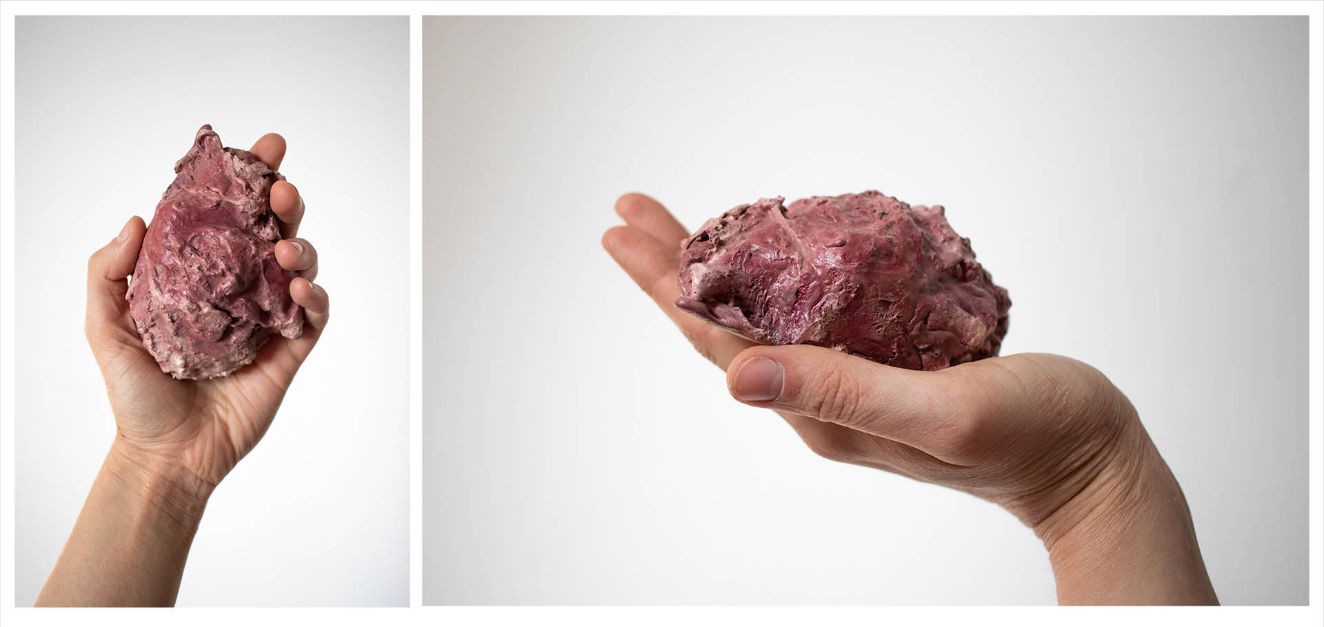 dwa zdjęcia jedno obok drugiego, przedstawiające małą formę wykonaną z wosku, przypominającą kawałek mięsa wielkości serca, trzymany w ręce na tle białej ściany. Prawe zdjęcie - widok z góry, lewe - z boku.
