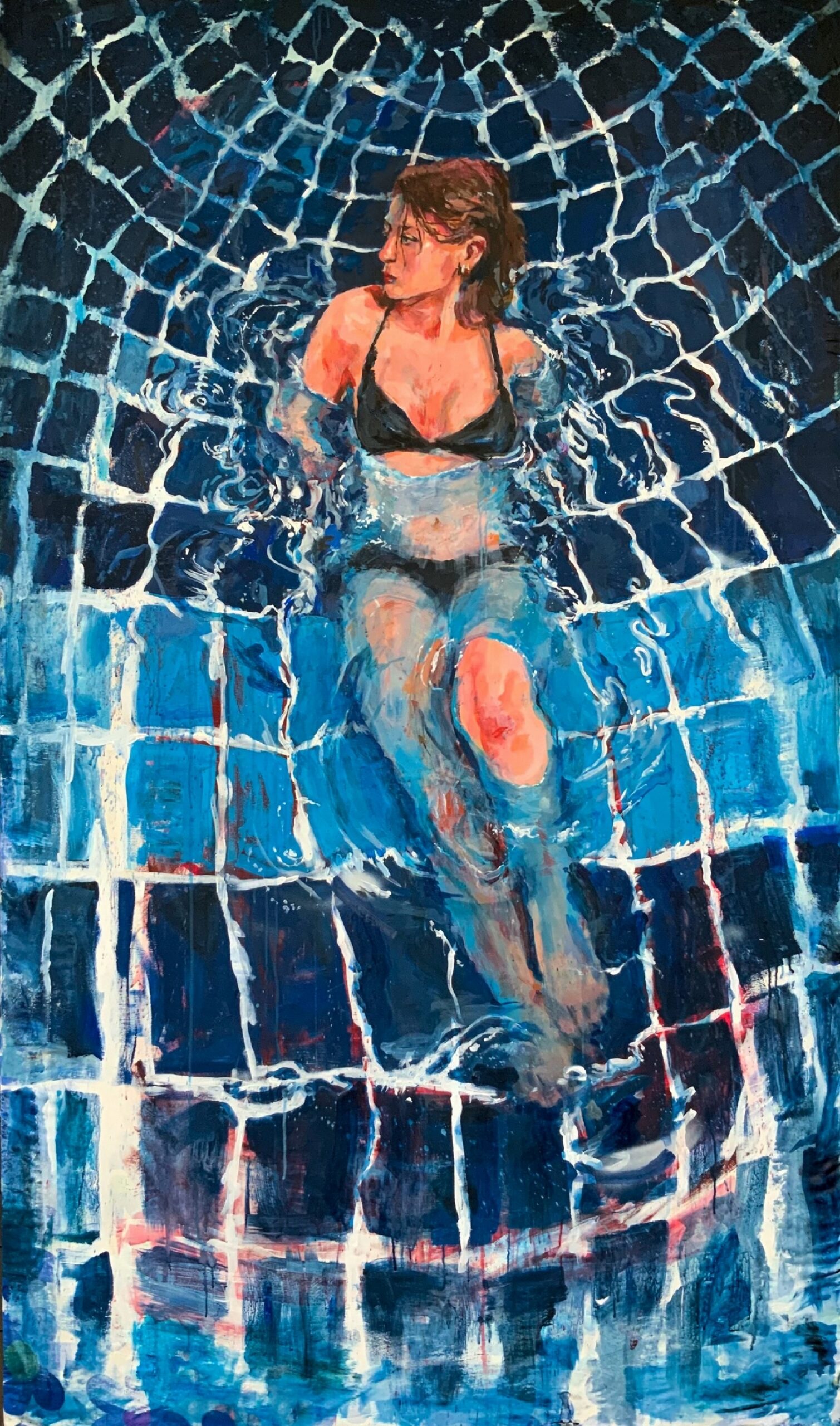  Widziana z góry, młoda kobieta leżąca we wzorzystym, wykładanym błękitnymi i granatowymi kafelkami basenie.