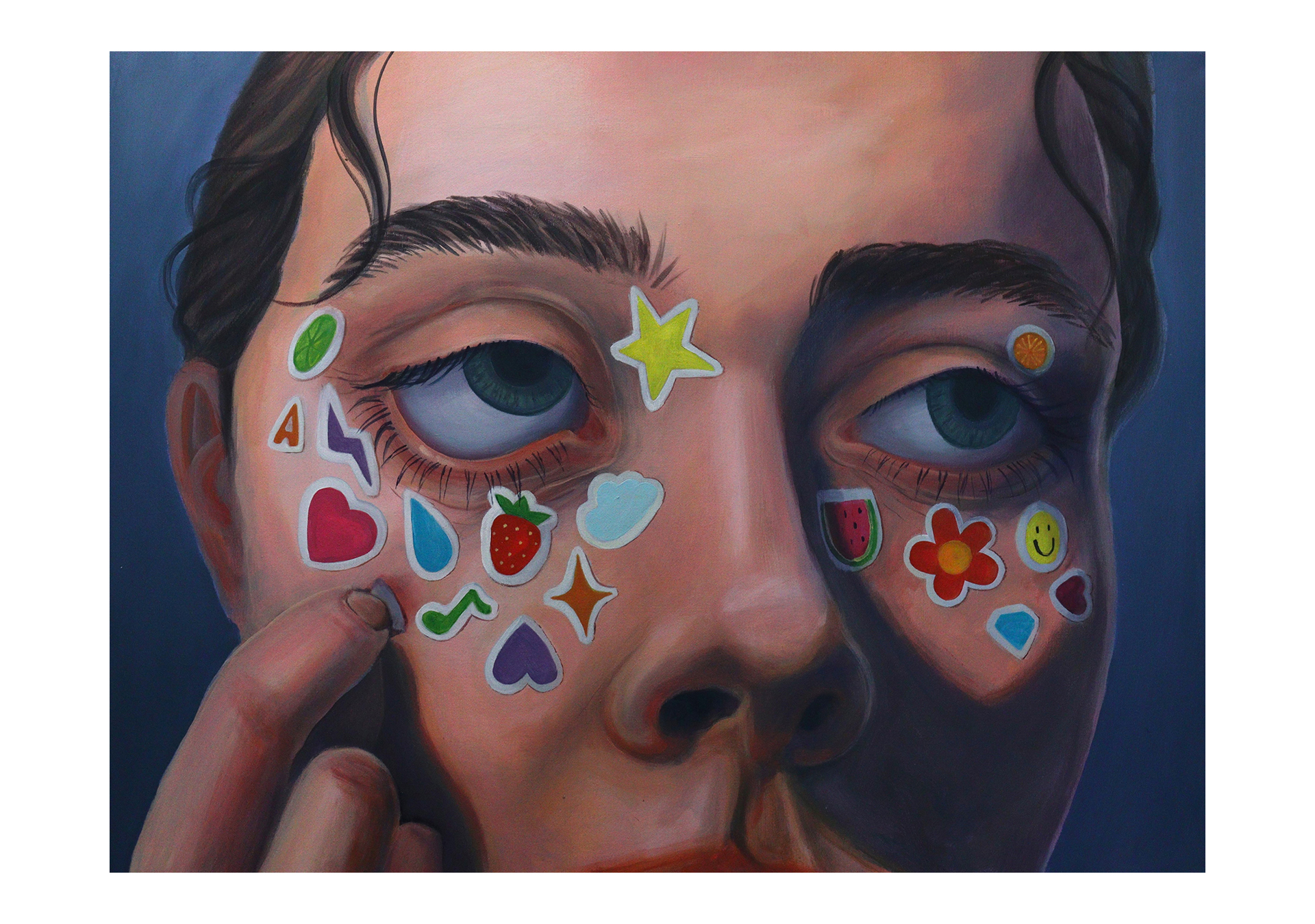 Zdjęcie zawiera portret młodej kobiety z kolorowymi naklejkami wokół oczu. 