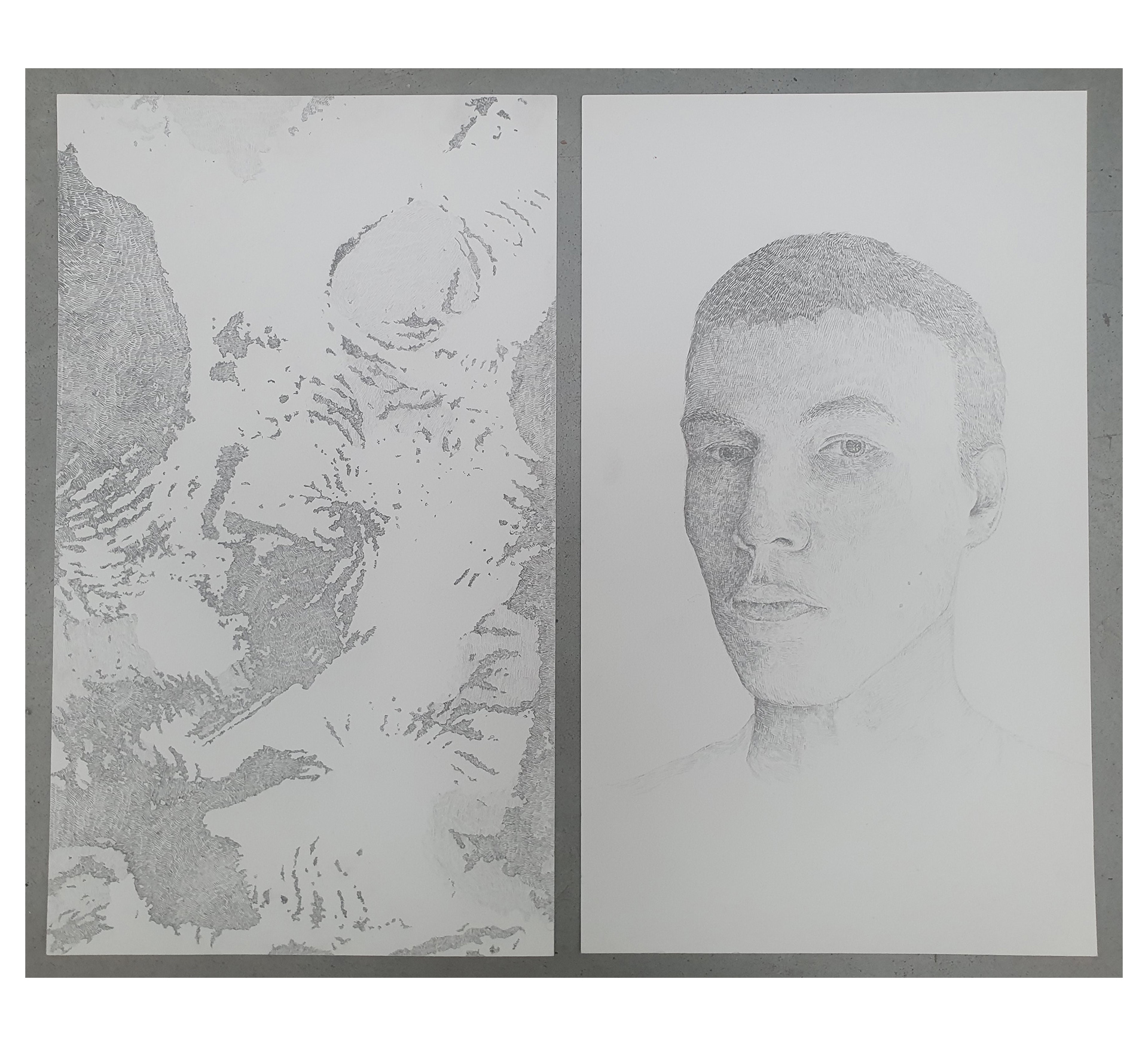 Grafika zawiera dwa delikatne rysunki, na lewej stronie widnieje abstrakcyjny ślad, po prawej autoportret autora - mężczyzna w krótkich włosach.