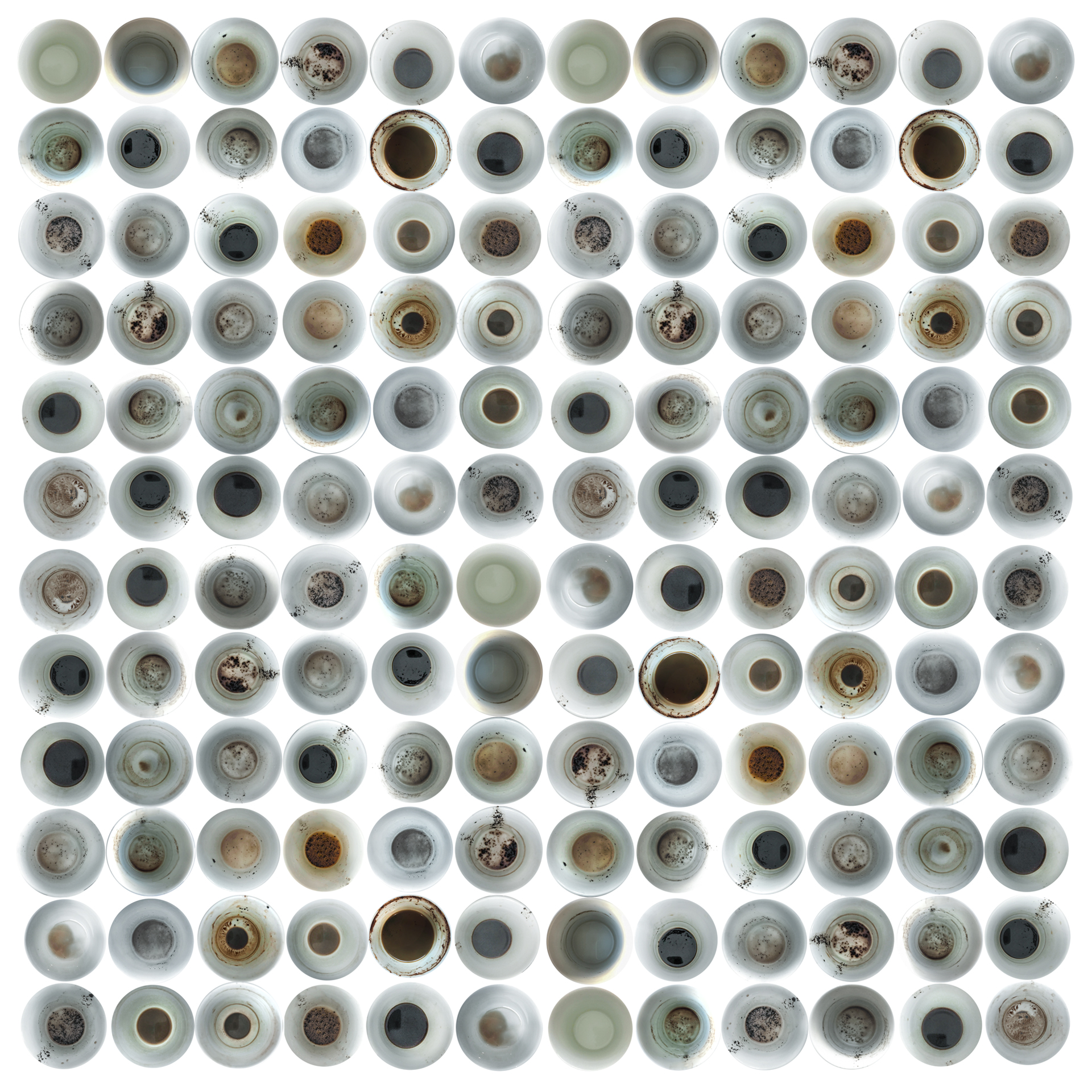 Kolorowa grafika na białym tle wypełniona w regularnych rzędach i 	kolumnach 144 okrągłymi zdjęciami okrągłych elementów widzianych od góry, np. odcisk po kubku, filiżanka z kawą, tęczówka oka.