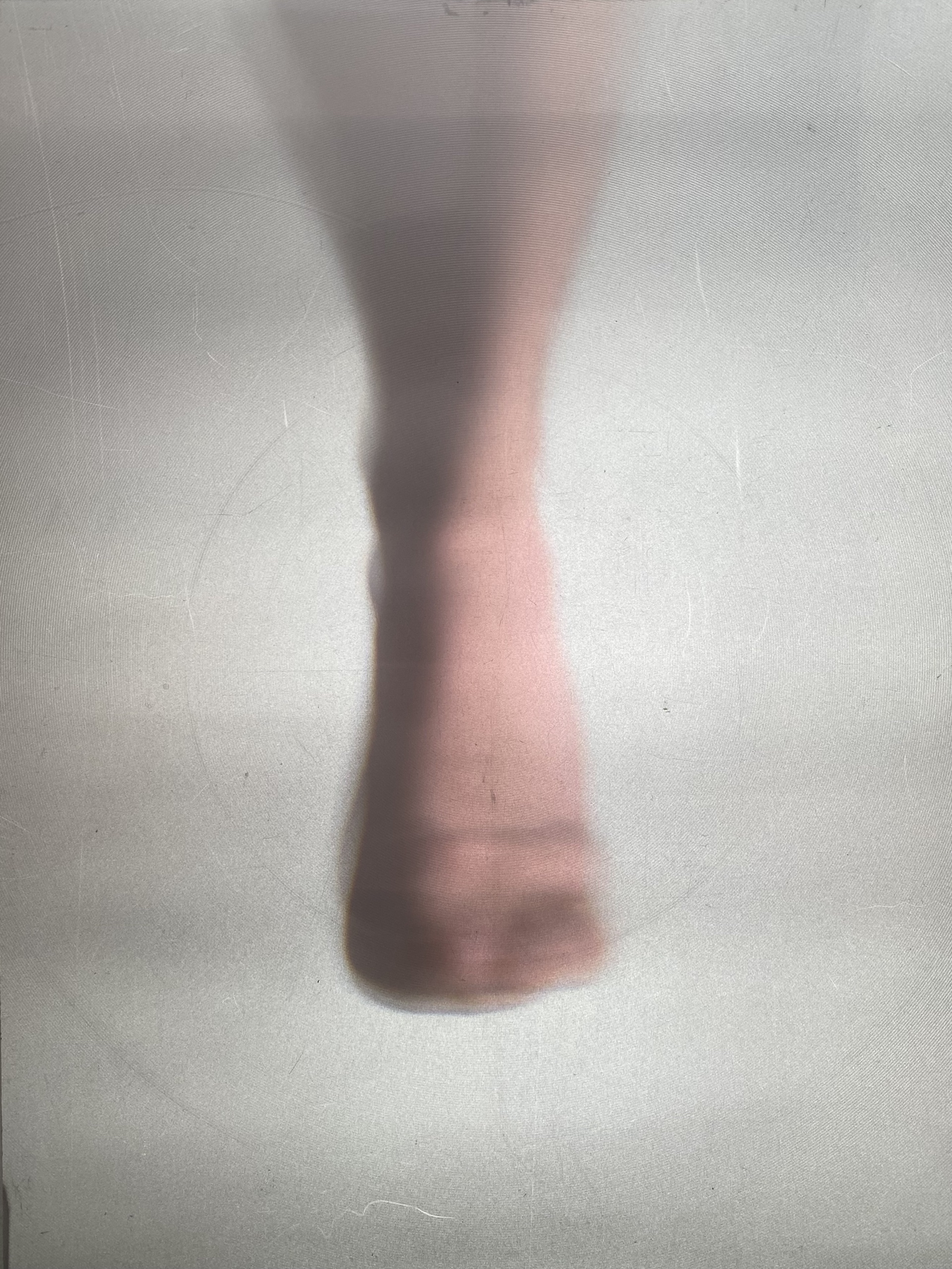 Bartosz MilkaFotografie: dłoni, stopy oraz portret mężczyzny, utrzymane w konwencji niskiej jakości: nieostre, zniekształcone, o niskim kontraście, płowej kolorystyce.