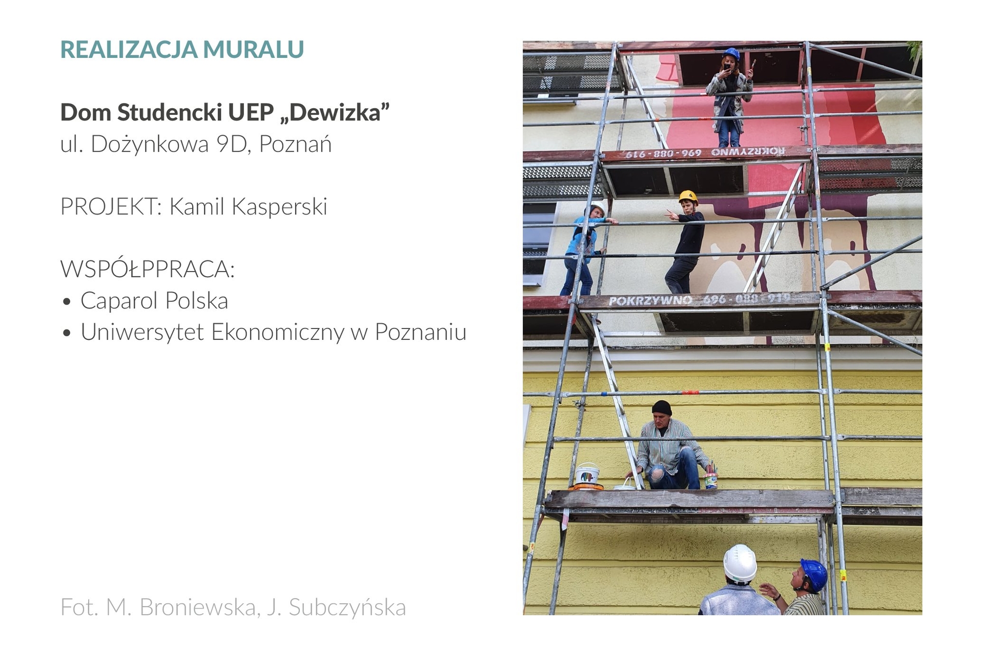 Zdjęcie przedstawia 6 osób na wielopiętrowym rusztowaniu stojącym na tle elewacji bocznej Domu Studenckiego UEP „Dewizka” przy ul. Dożynkowej 9D w Poznaniu. Na ścianie widać widać fragment muralu, malowanego według projektu Kamila Kasperskiego.