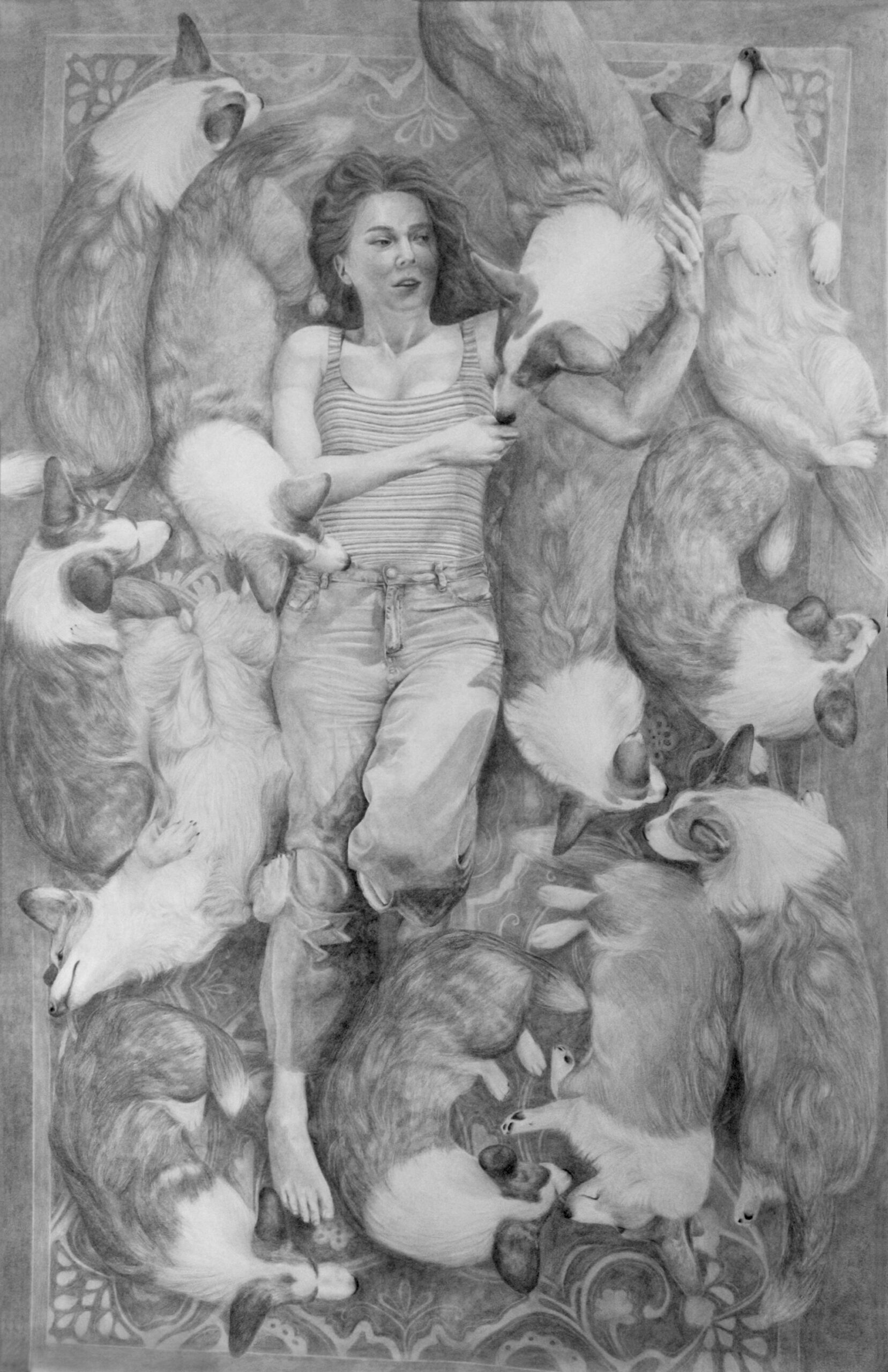 Hiperrealistycznie ukazana z góry dziewczyna leżąca na wzorzystym dywanie wśród gromady psów.