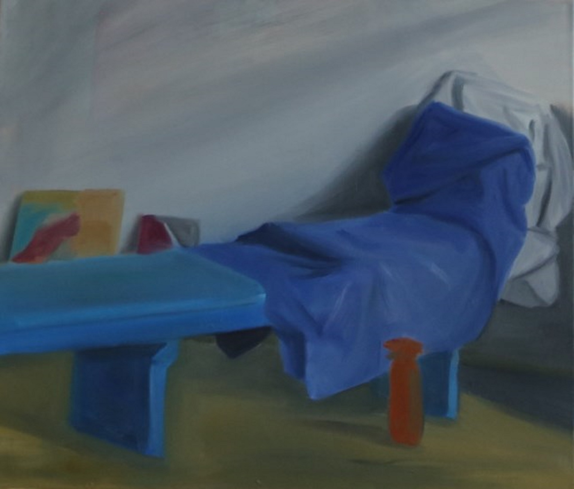 Obraz przedstawia niebieską ławkę, na której leży niebieski koc. Obok ławki stoi czerwona butelka.