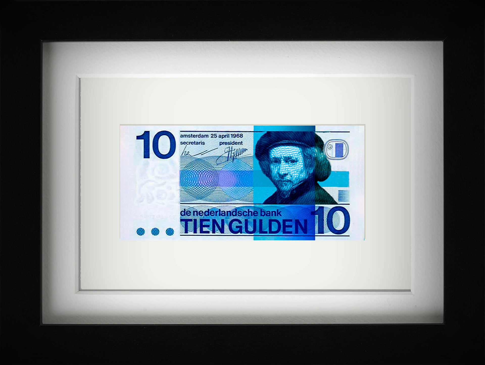 Kompozycja graficzna utrzymana w tonacji błękitnej przedstawiająca banknot z wizerunkiem Rembrandta.  	