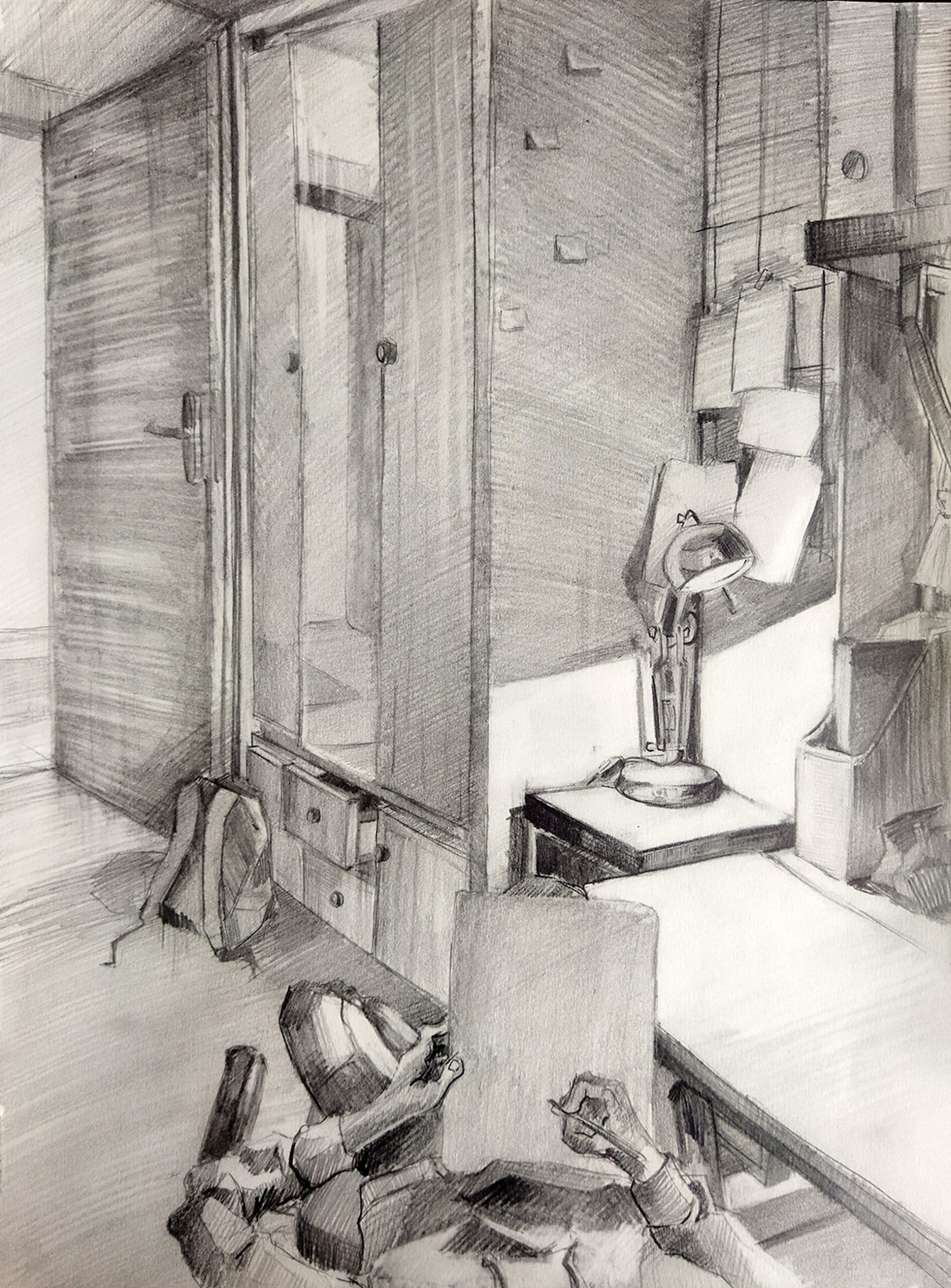 Rysunek czarno biały przedstawiający wnętrze i osobę rysującą na pierwszym planie.