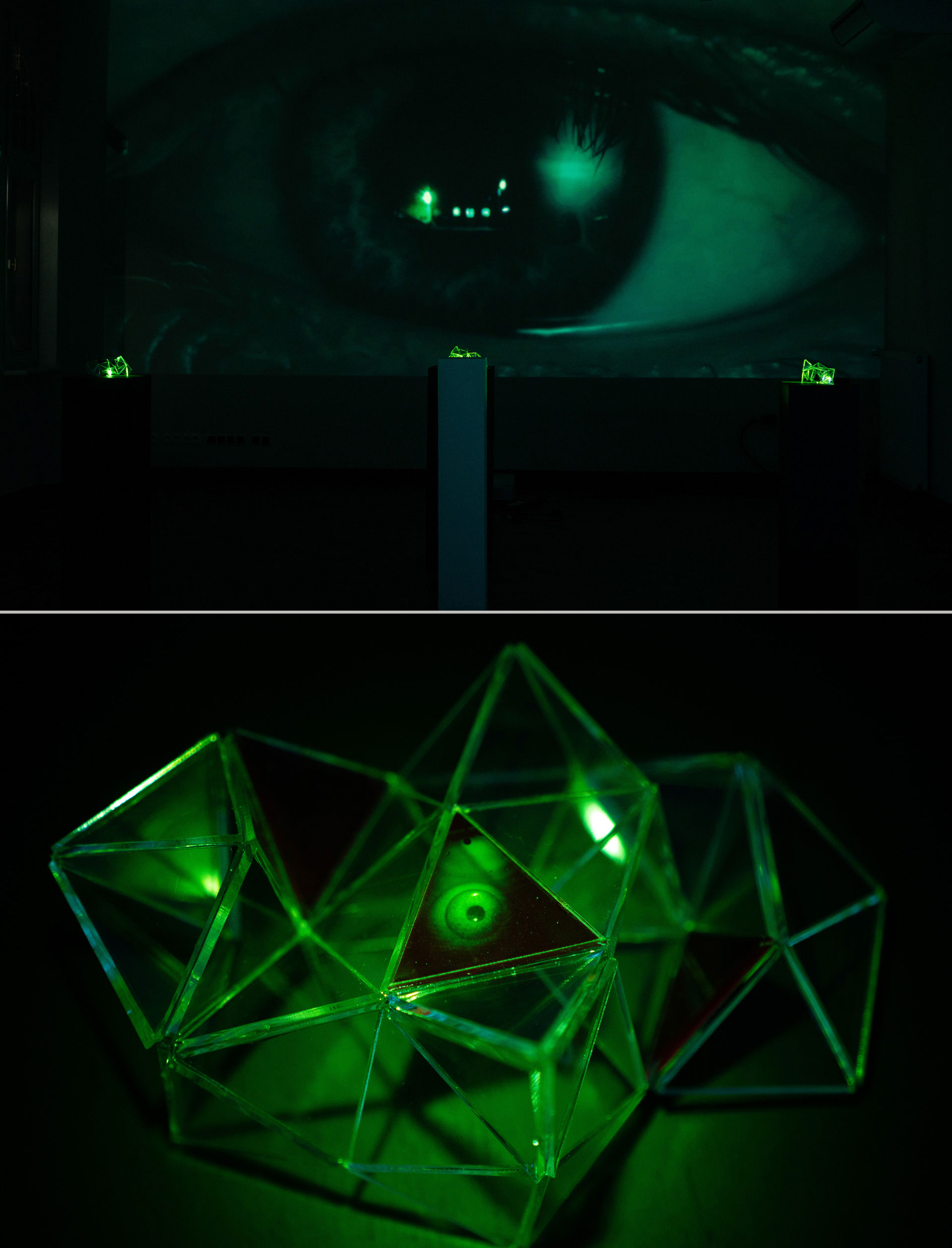Dwa zielono-czarne zdjęcia. Na dolnym małe trójkąty posklejane ze sobą na krawędziach, na niektórych z nich są umieszczone hologramy przedstawiające oko. Górne zdjęcie: ludzkie oko w powiększeniu, pod nim prostokątny, ciemny kształt