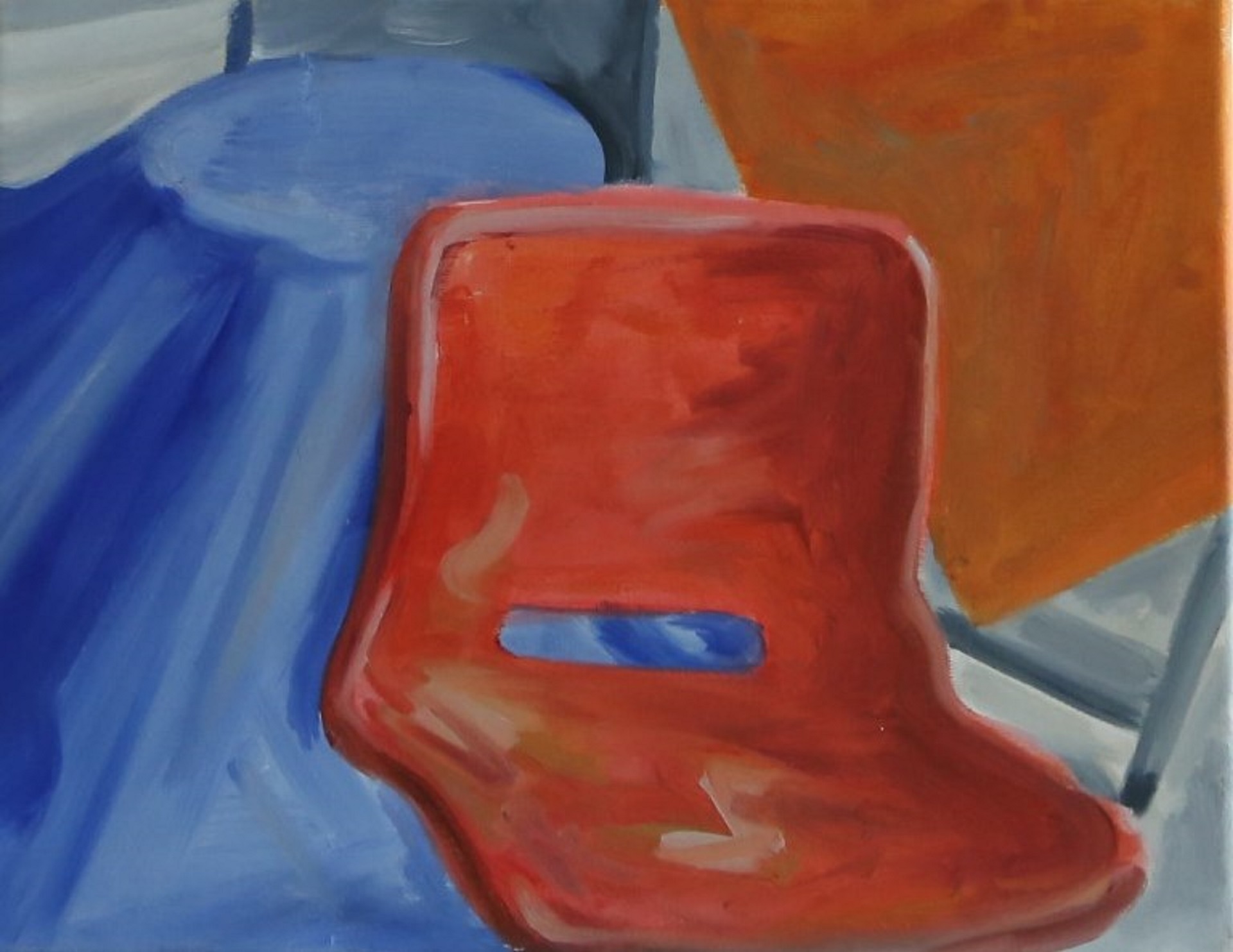Obraz przedstawia fragment czerwonego krzesła w kontekście niebieskiej draperii.