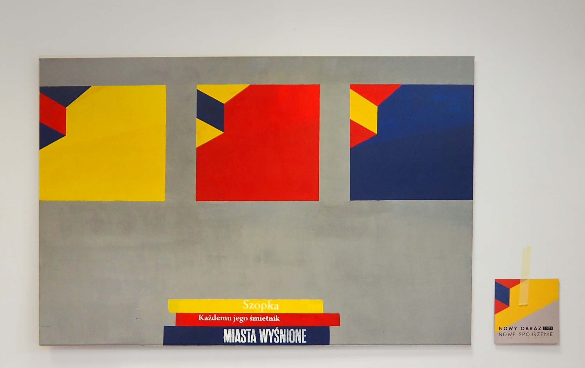 Obraz przedstawia trzy kwadraty w kolorach podstawowych: czerwonym, żółtym i niebieskim.