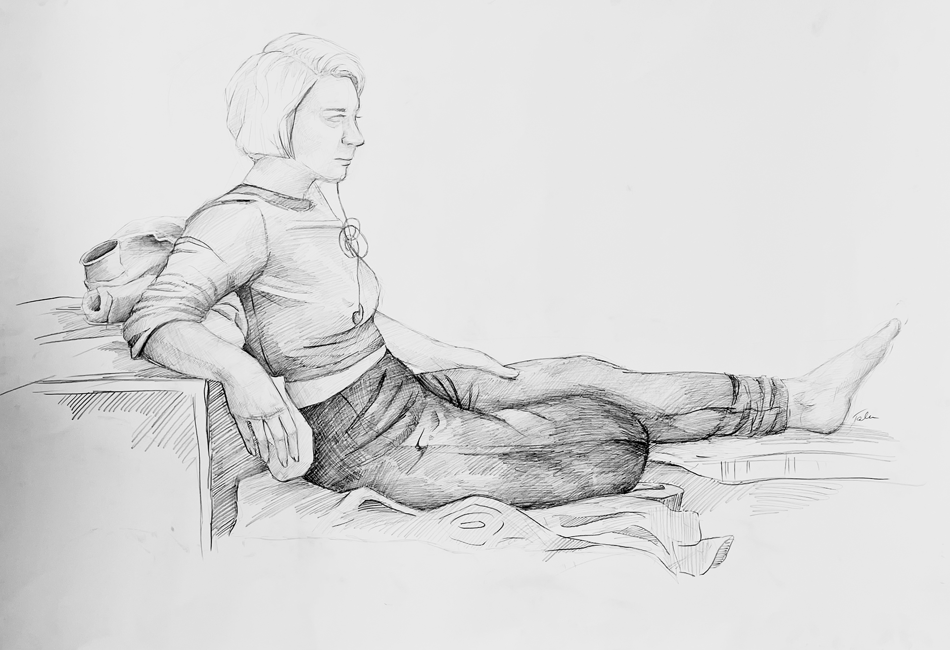 Zdjęcie przedstawia studium modelki siedzącej na podłodze, ujętej z profilu. Rysunek wykonany ołówkiem na formacie papieru 70x100 cm.