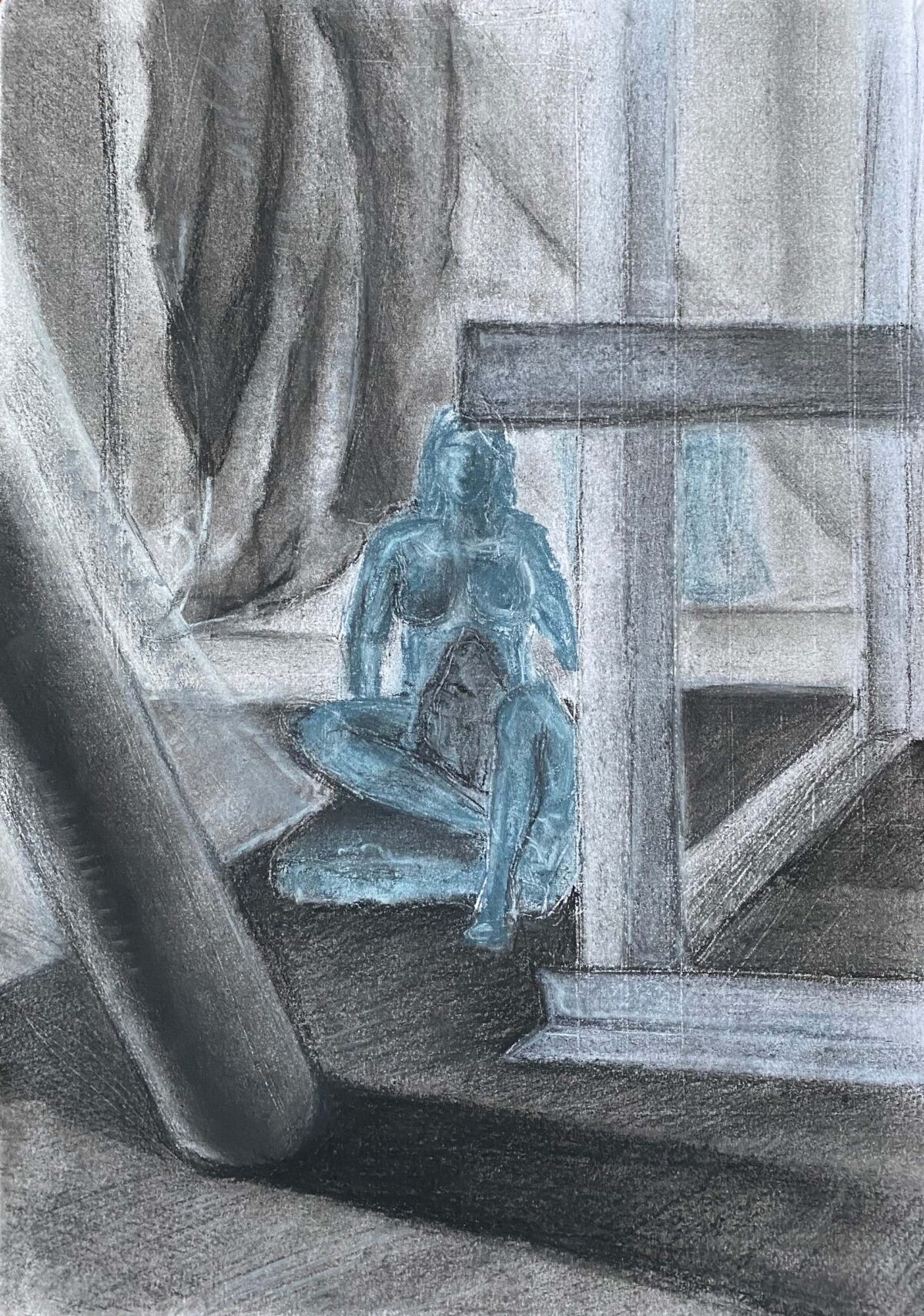 Zuzanna Zapart, A4, Suche pastele ,,Rzeźba kobiety’’. Ilustracja przedstawia rzeźbę siedzącej kobiety ukrytej pośród profili metalowych i innych wystający elementów. Praca wykonana jest na papierze A4, suchymi pastelami w odcieniach szarości i błękitów. 