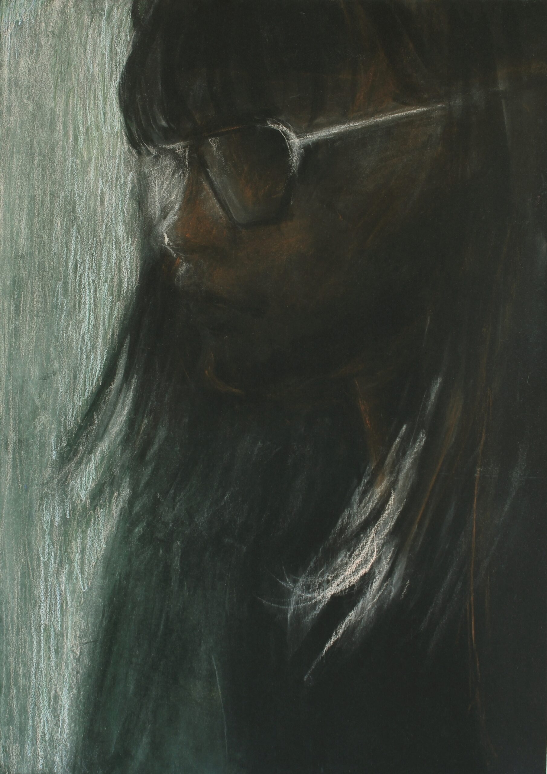 Portret zwróconej nieco w lewą stronę ciemnej postaci kobiecej, ukazanej niewyraźnie poprzez białe refleksy świetlne na okularach i włosach.