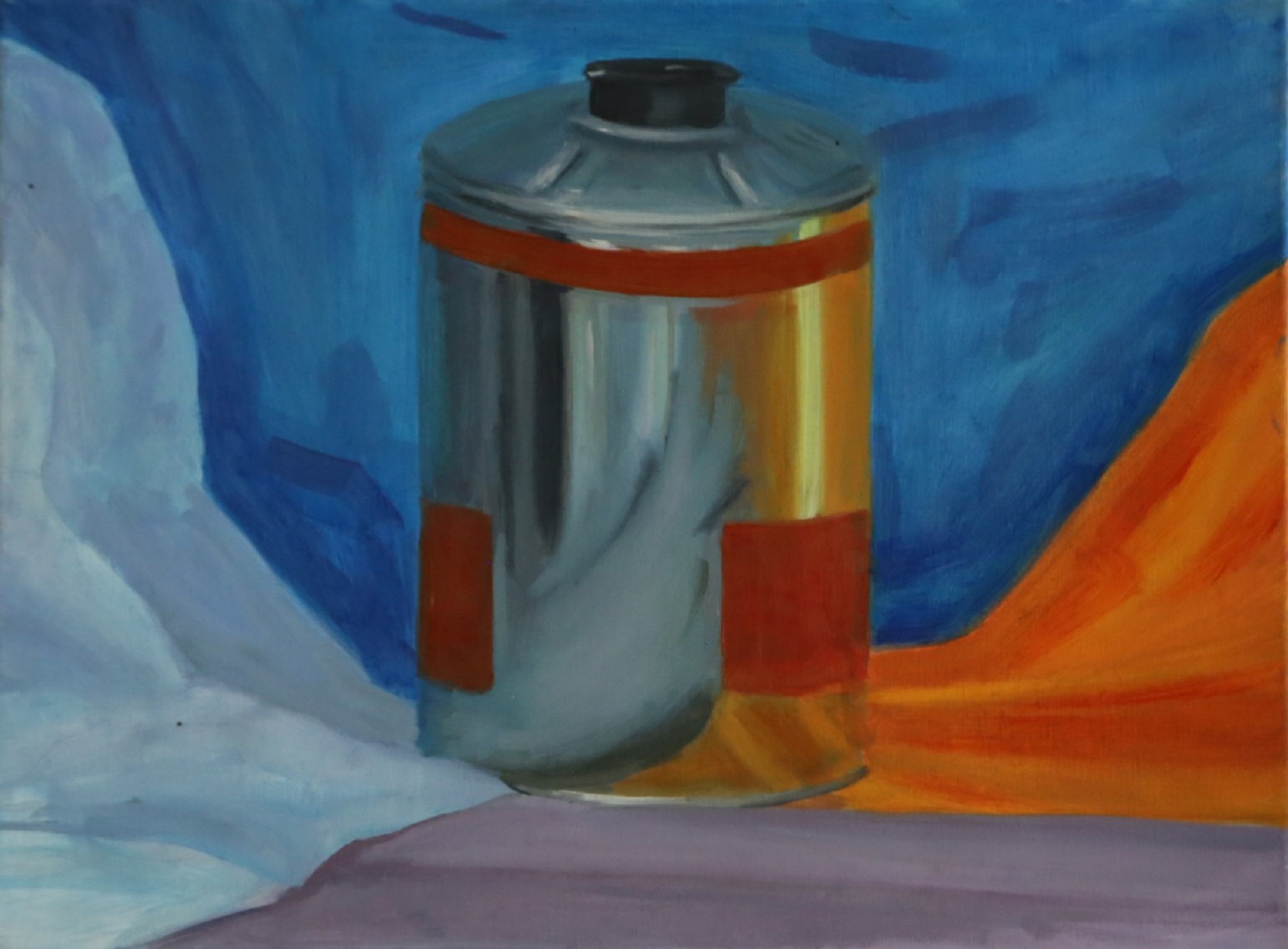 Obraz przedstawia srebrną puszkę usytuowaną w otoczeniu niebiesko-oranżowych draperii.