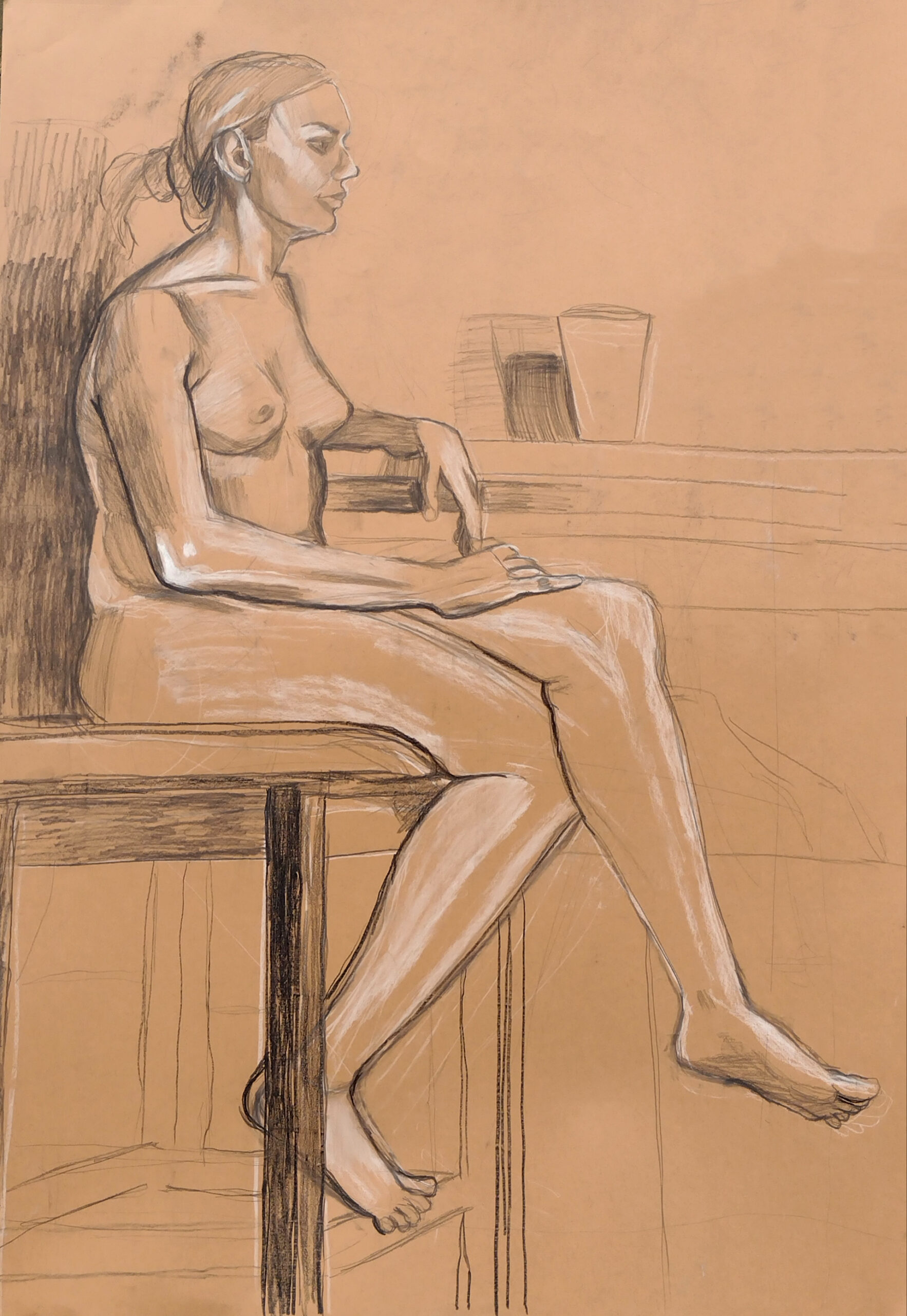 Zdjęcie przedstawia studium modelki siedzącej na taborecie, ujętej z profilu. Rysunek wykonany techniką mieszaną (węgiel, biała pastela, ołówek) na formacie papieru 70x100 cm.