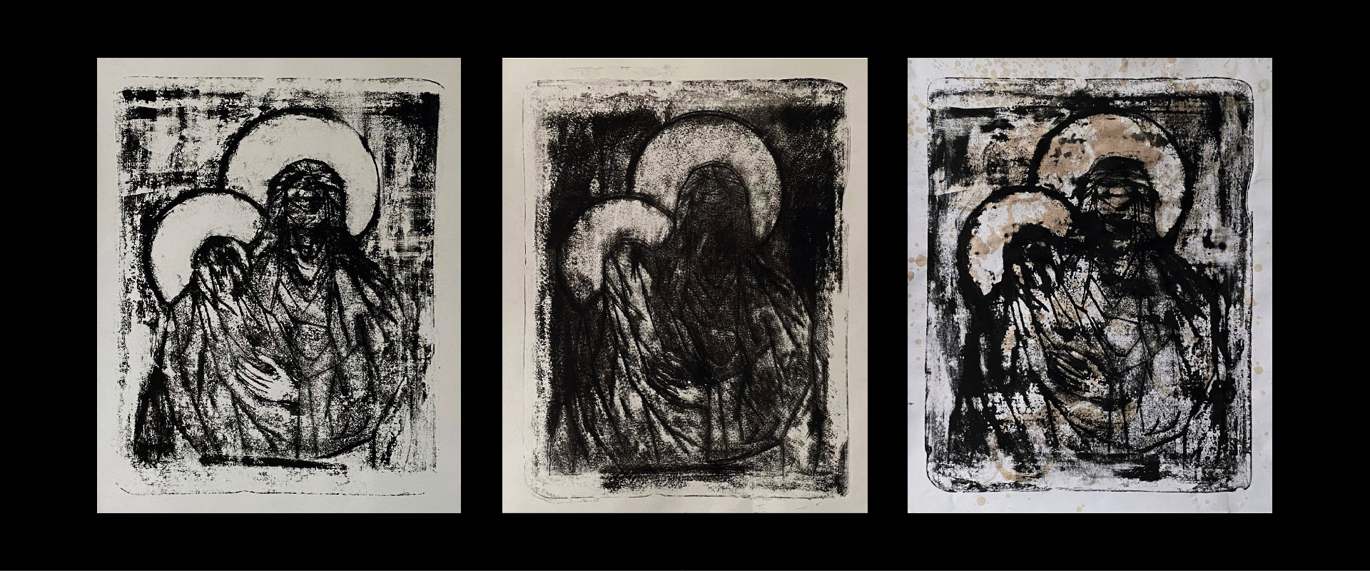 Obraz przedstawia trzy rysunki postaci Madonny z Dzieciątkiem i z zakrytymi twarzami, umieszczone na czarnym tle.