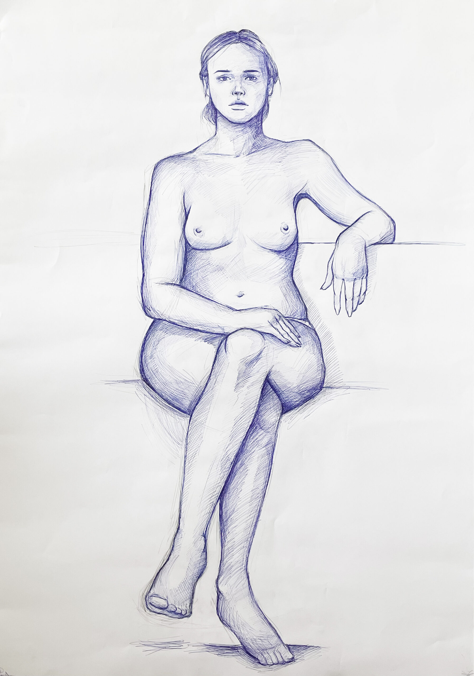 Zdjęcie przedstawia studium modelki siedzącej na taborecie, ujętej centralnie. Rysunek wykonany niebieskim długopisem na formacie papieru 70x100 cm.