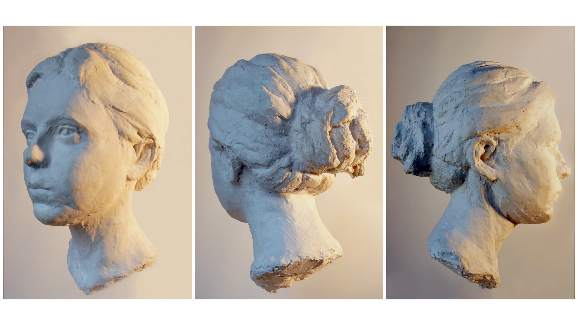 Zdjęcie przedstawia rzeźbę portretową młodej kobiety o neutralnym wyrazie twarzy z włosami związanymi w luźny kok z tyłu głowy. Rzeźba przedstawiona została z trzech perspektyw i ma realistyczny charakter.