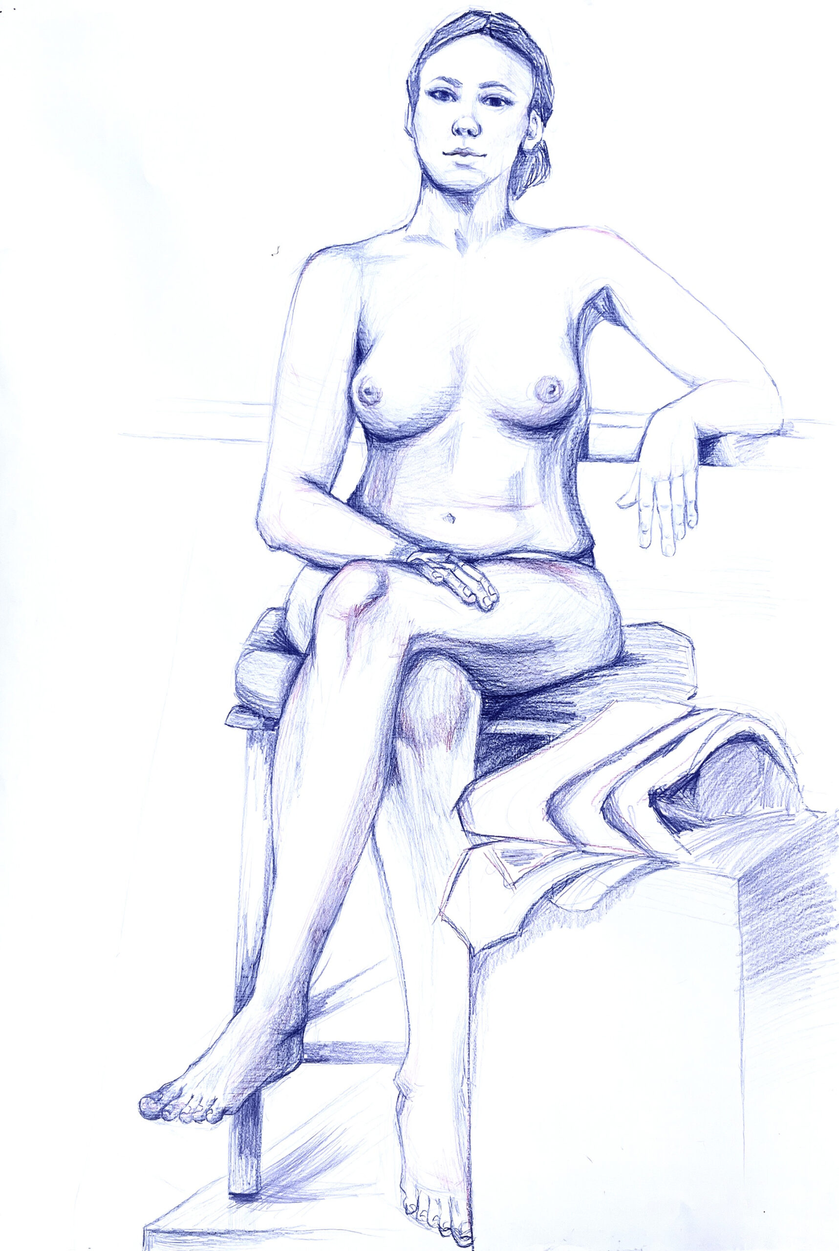 Zdjęcie przedstawia studium modelki siedzącej na taborecie, ujętej centralnie. Rysunek wykonany niebieską i fioletową kredką na formacie papieru 70x100 cm.