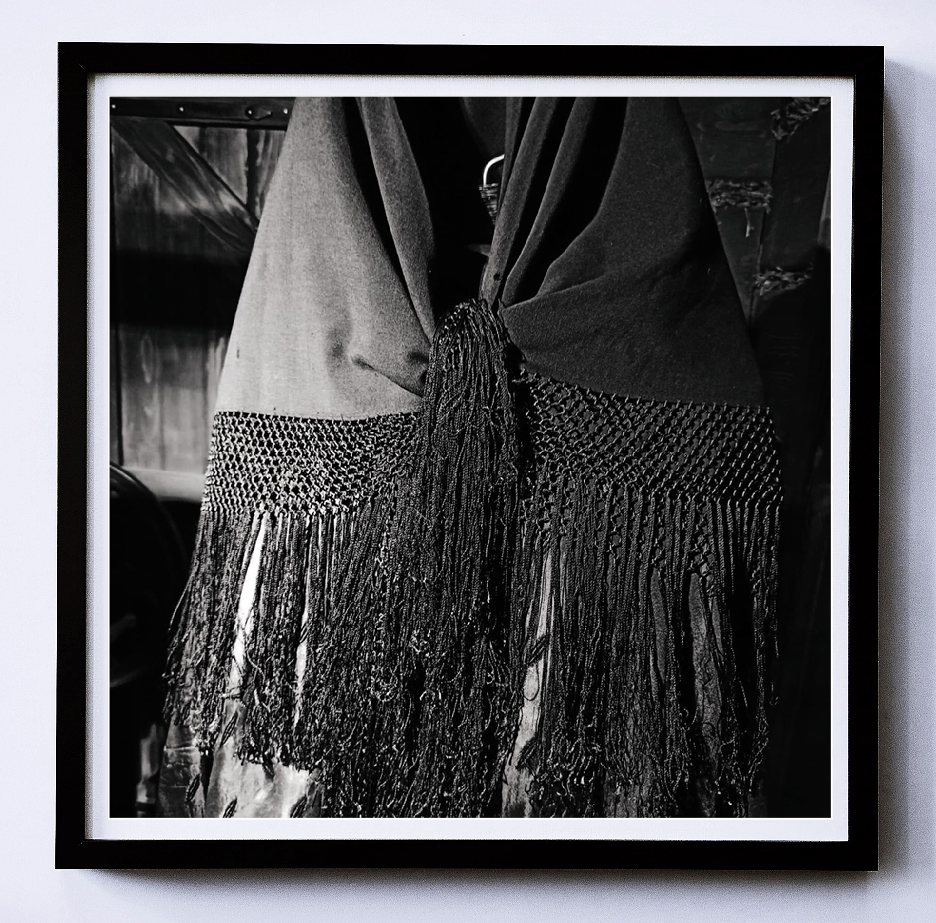 Czarno-białe zdjęcie ukazujące odpowiednio ułożoną chustę kobiecą. 