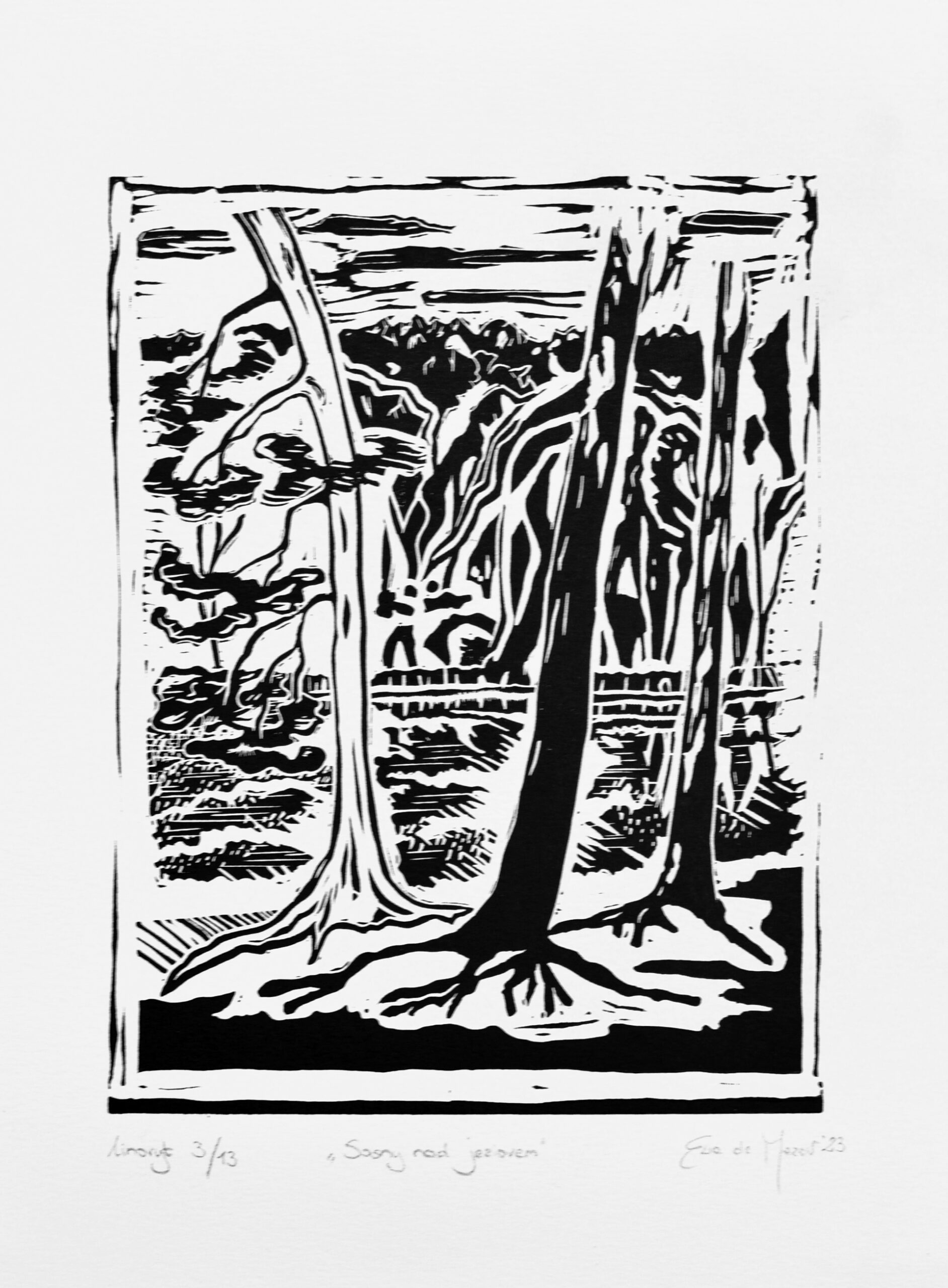 Fotografia przedstawia linoryt czarno-biały z krajobrazem drzew nad jeziorem.