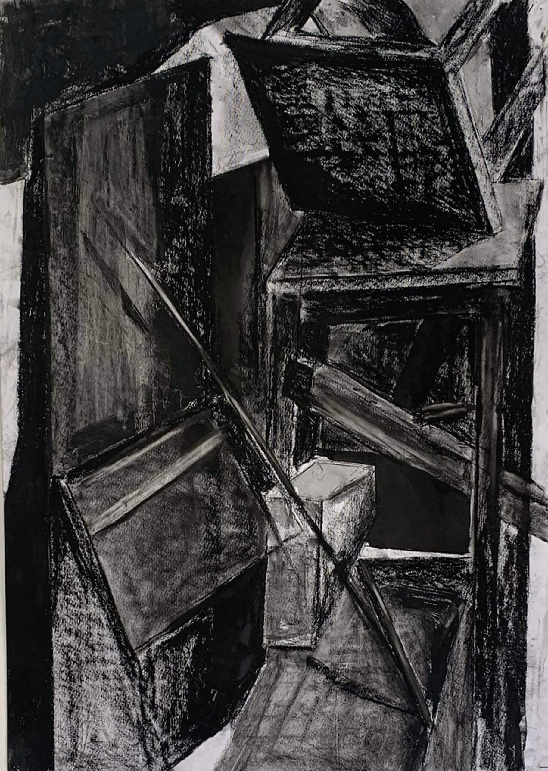 Fotografia rysunku martwej natury w odcieniach czerni, podzielona na geometryczne płaszczyzny, skosy i linii, które sugerują przedstawienia przestrzeni złożonej z krzeseł, taboretu i innych elementów układu.