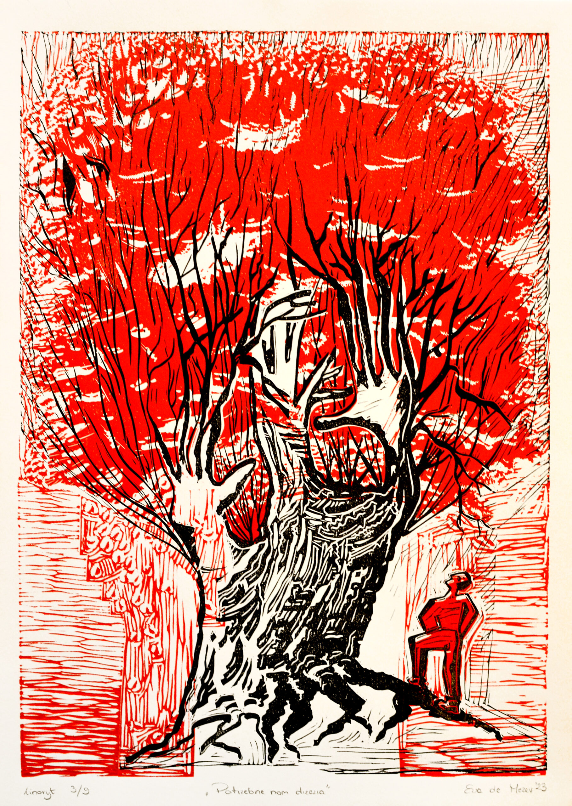 Fotografia przedstawia linoryt dwukolorowy z drzewem i małą postacią człowieka trzymającego siekierę.
