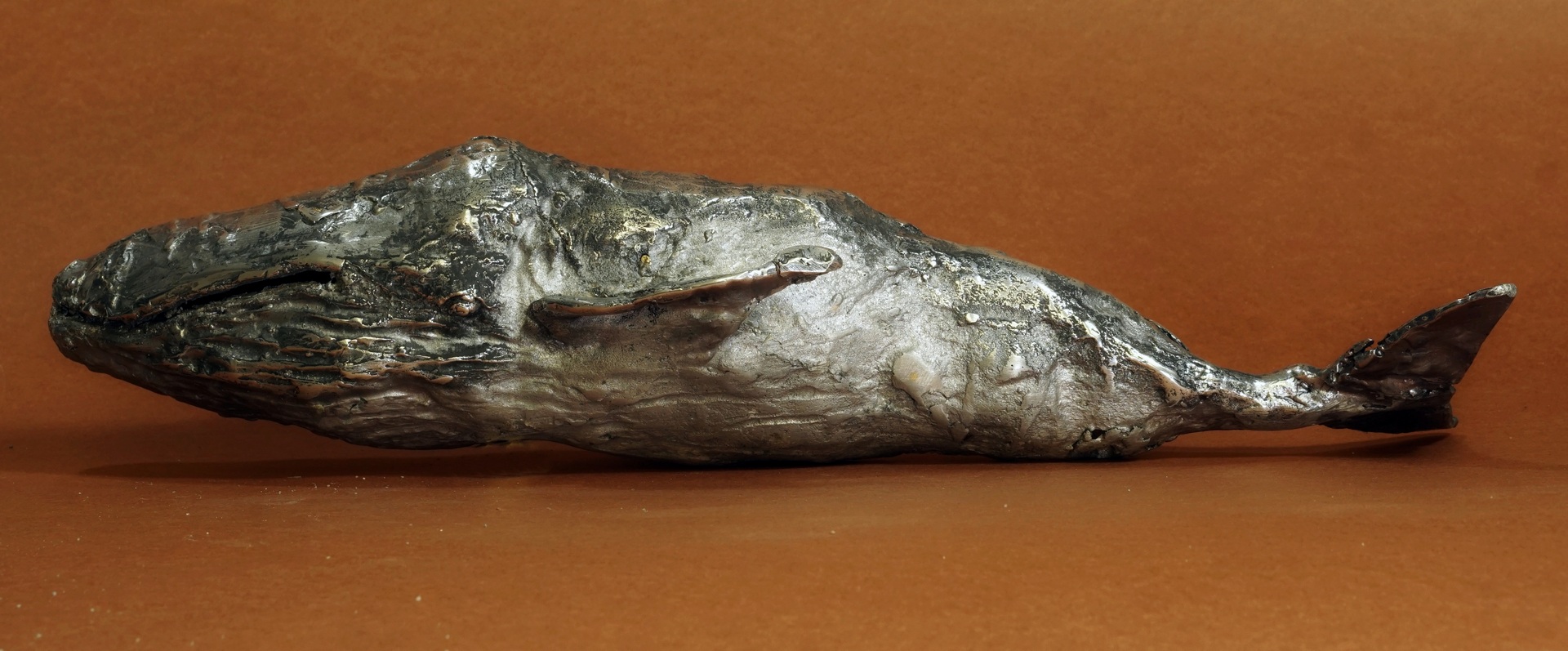 Martyna Zygmańska- zdjęcie przedstawia rzeźbę wieloryba wykonanego z aluminium, miejscowo polerowana.