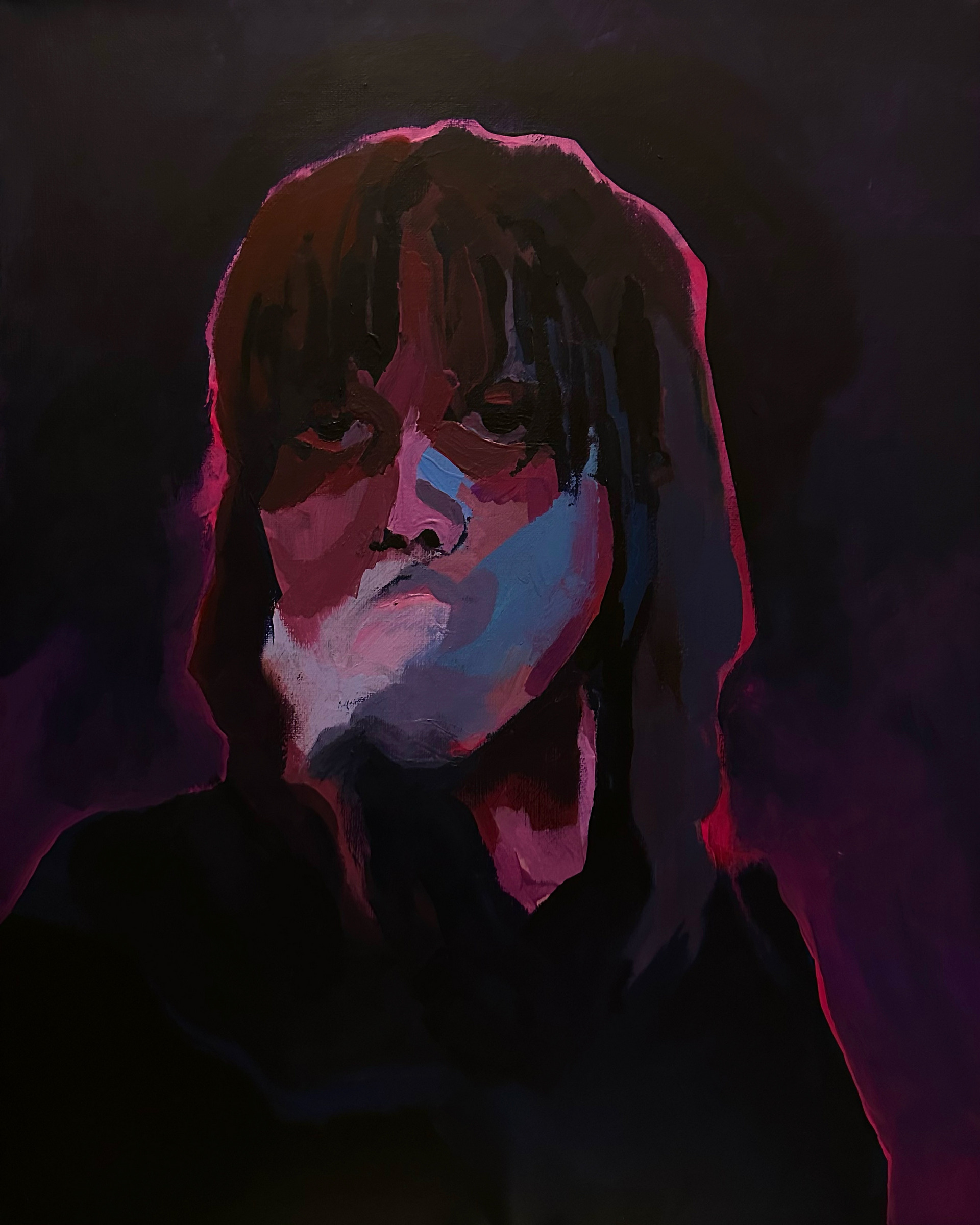 Utrzymane w tonacji ciemnego fioletu syntetyczne przedstawienie portretowe en face ciemnookiej dziewczyny wydmuchującej blady dym.