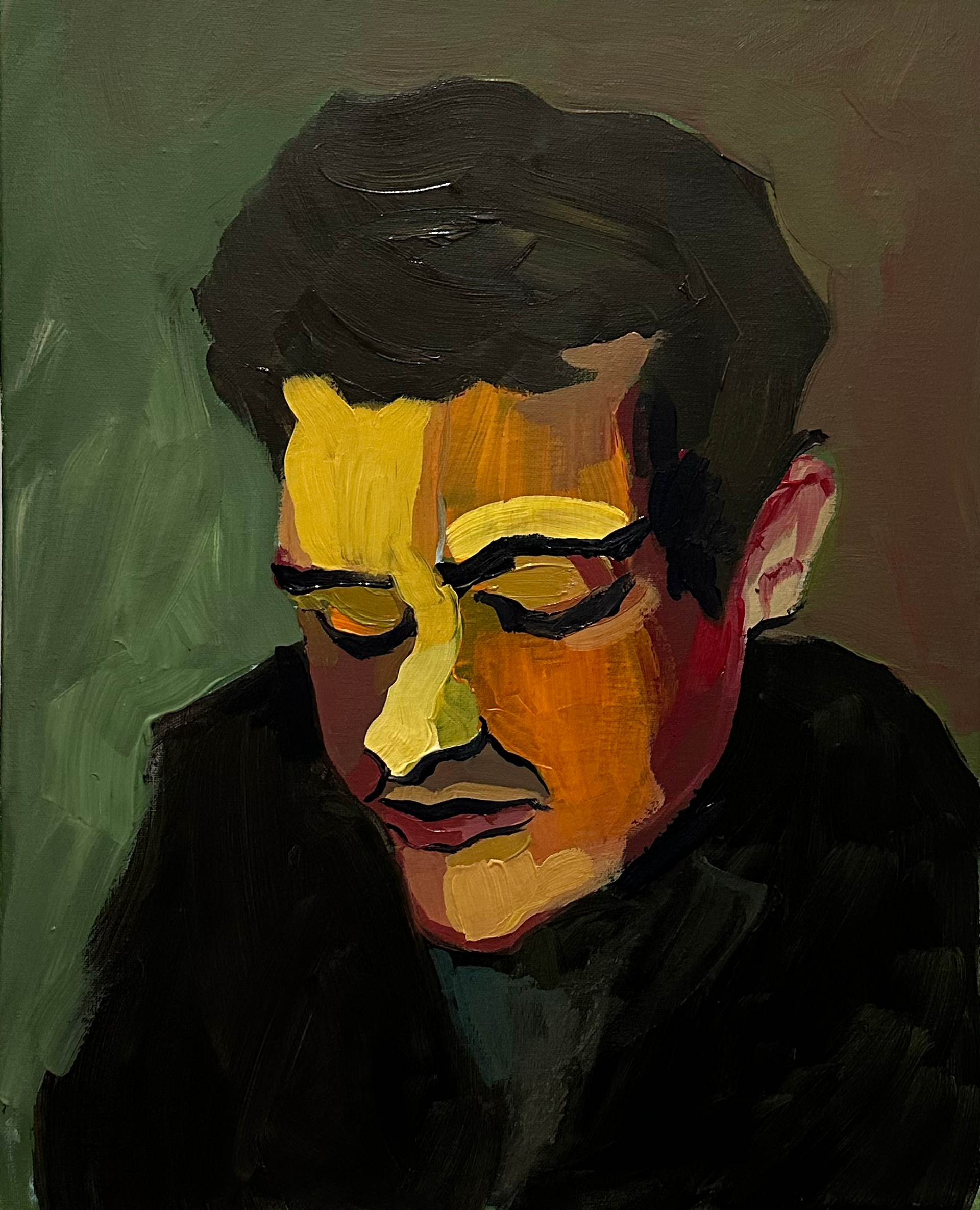 Otoczony chłodną zielenią żółto-oranżowy, ekspresyjny portret ciemnowłosego mężczyzny spoglądającego w dół.