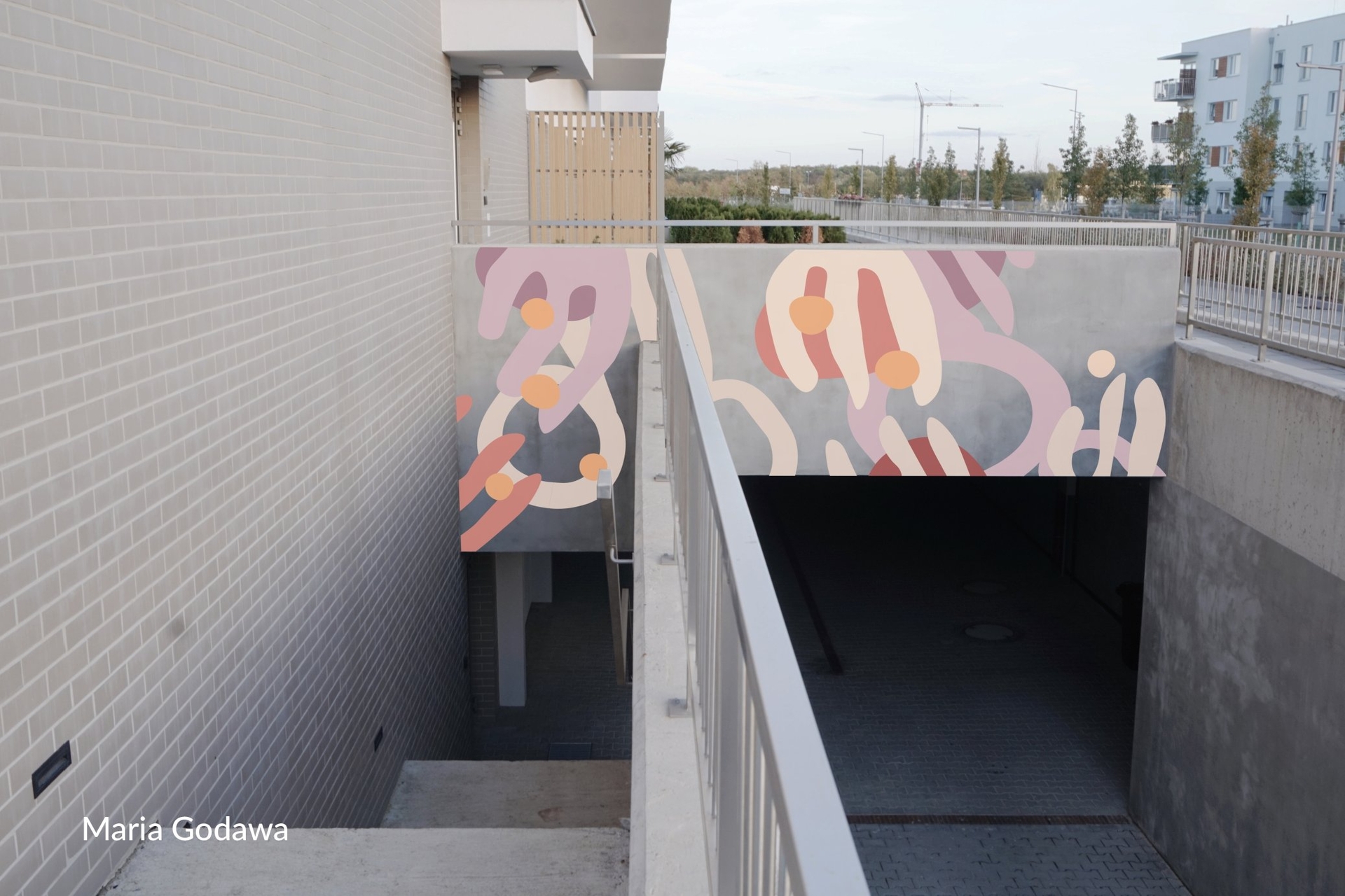 Zdjęcie przedstawia wizualizację muralu na elewacji Domu Pomocy Społecznej nr 1 Poznań Strzeszyn, na podstawie projektu Marii Godawy. Kompozycja składa się z miękkich form, które w abstrakcyjny sposób odnoszą się do ludzkich dłoni. Dominują ciepłe i cieliste kolory, ewokujące poczucie bezpieczeństwa i troski.