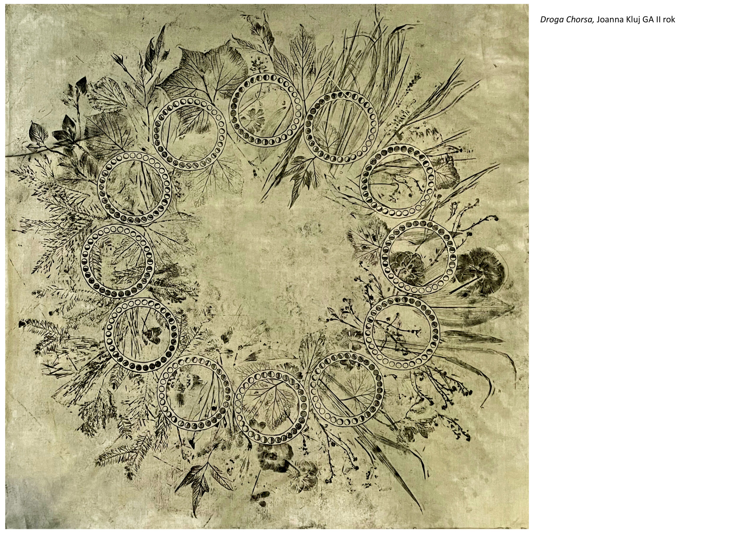  Tytuł: Droga Chorsa. Autorka: Joanna Kluj. Kwadratowa grafika nadrukowana na zielonkawą tkaninę. Obraz przedstawia odbicia roślin oraz 12 okręgów z symbolami faz księżycowych. Wszystko w kompozycji koła. 