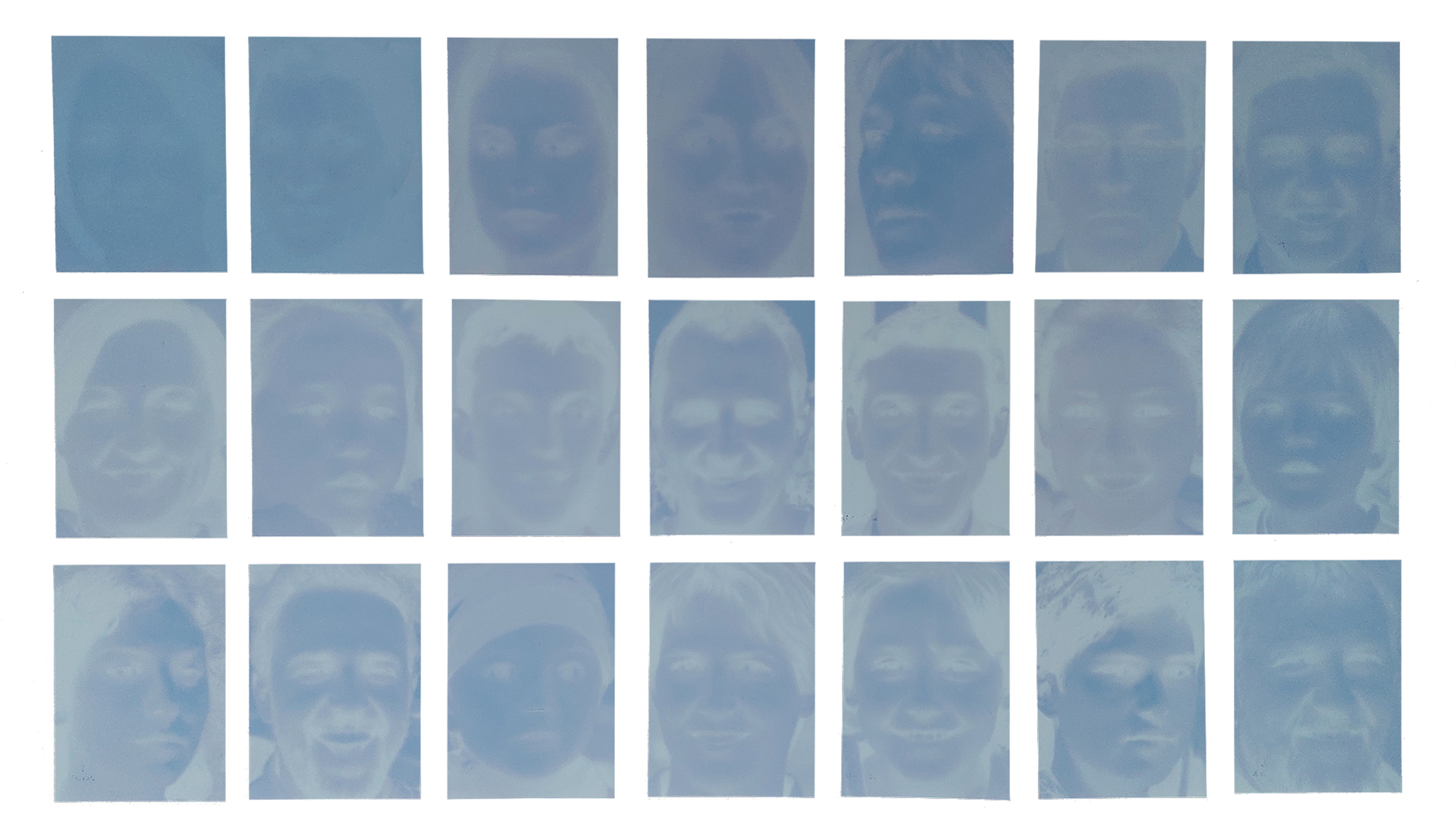 Kompozycja 21 zdjęć portretowych utrzymanych w błękitnej tonacji. 