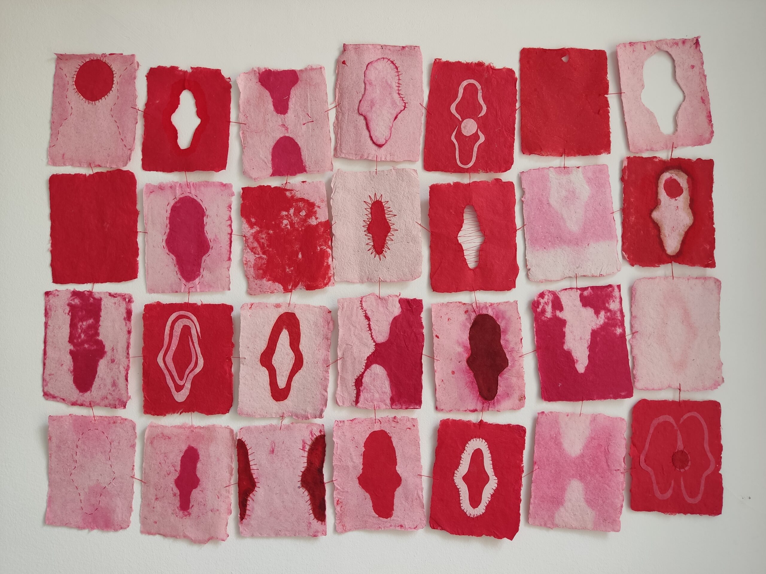  Widok pracy wykonanej z 28 arkuszy czerpanego papieru w kolorach czerwonym i białym