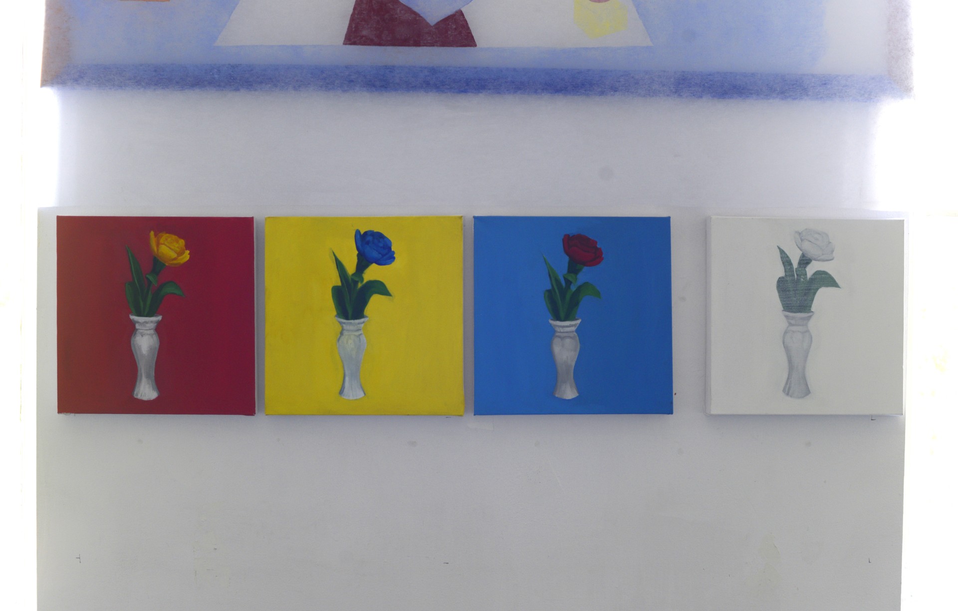 Na zdjęciu cztery małe obrazy kwadratowe przedstawiające kwiat (tulipan) w wazonie.