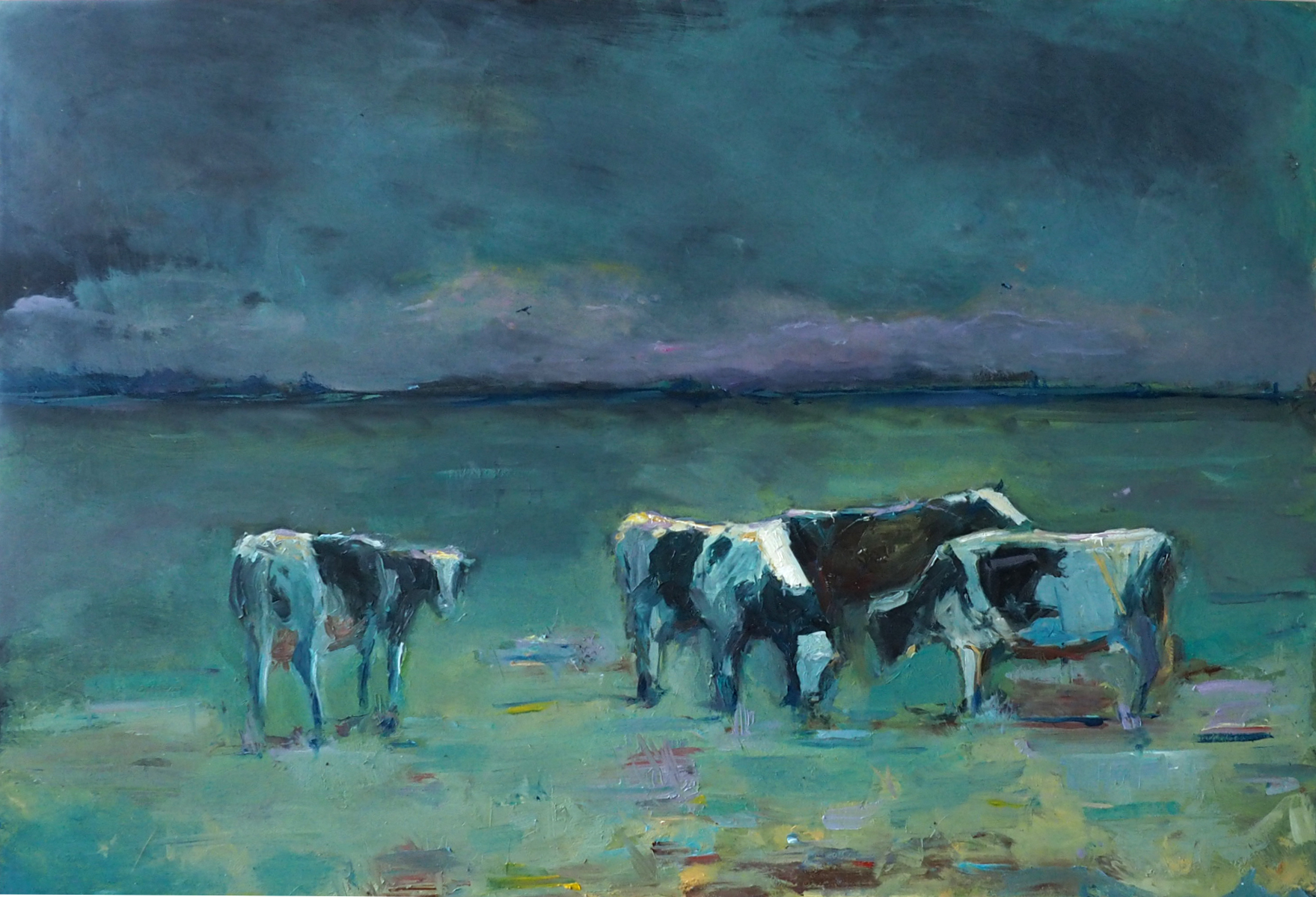 Pejzaż horyzontalny w niebiesko-zielonych barwach. Obraz przedstawia cztery biało-czarne krowy. Krowy pasą się na łące. Za krowami jest niebieskie niebo z ciemnymi chmurami. Na niebie są delikatne różowe obłoki.