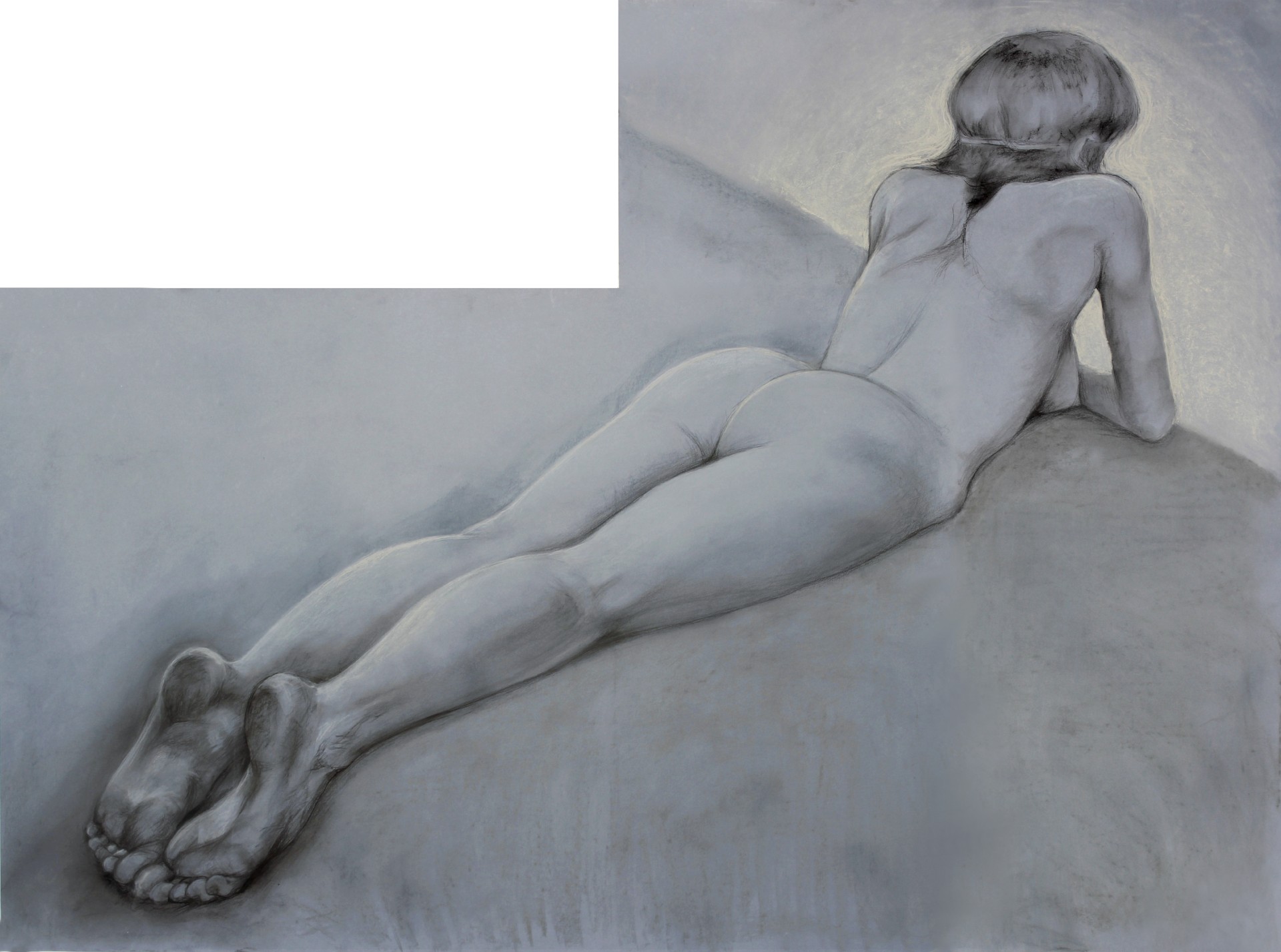 Diagonalnie ulokowana stopami do widza postać kobiety leżącej na brzuchu utrzymana w blado-szarej tonacji.