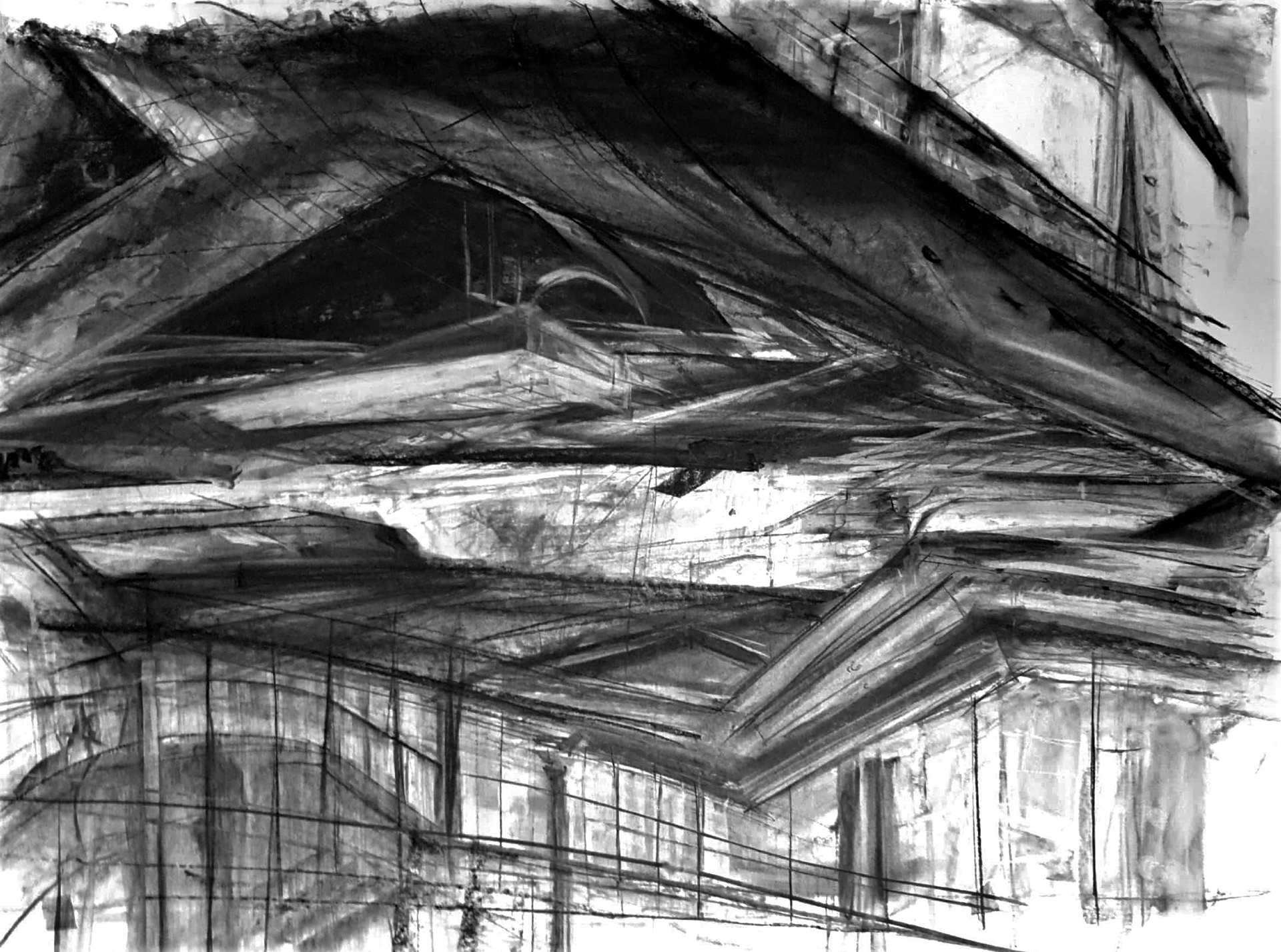 Zdjęcie przedstawiające ekspresyjne motywy architektoniczne wykonane czarnym węglem na papierze