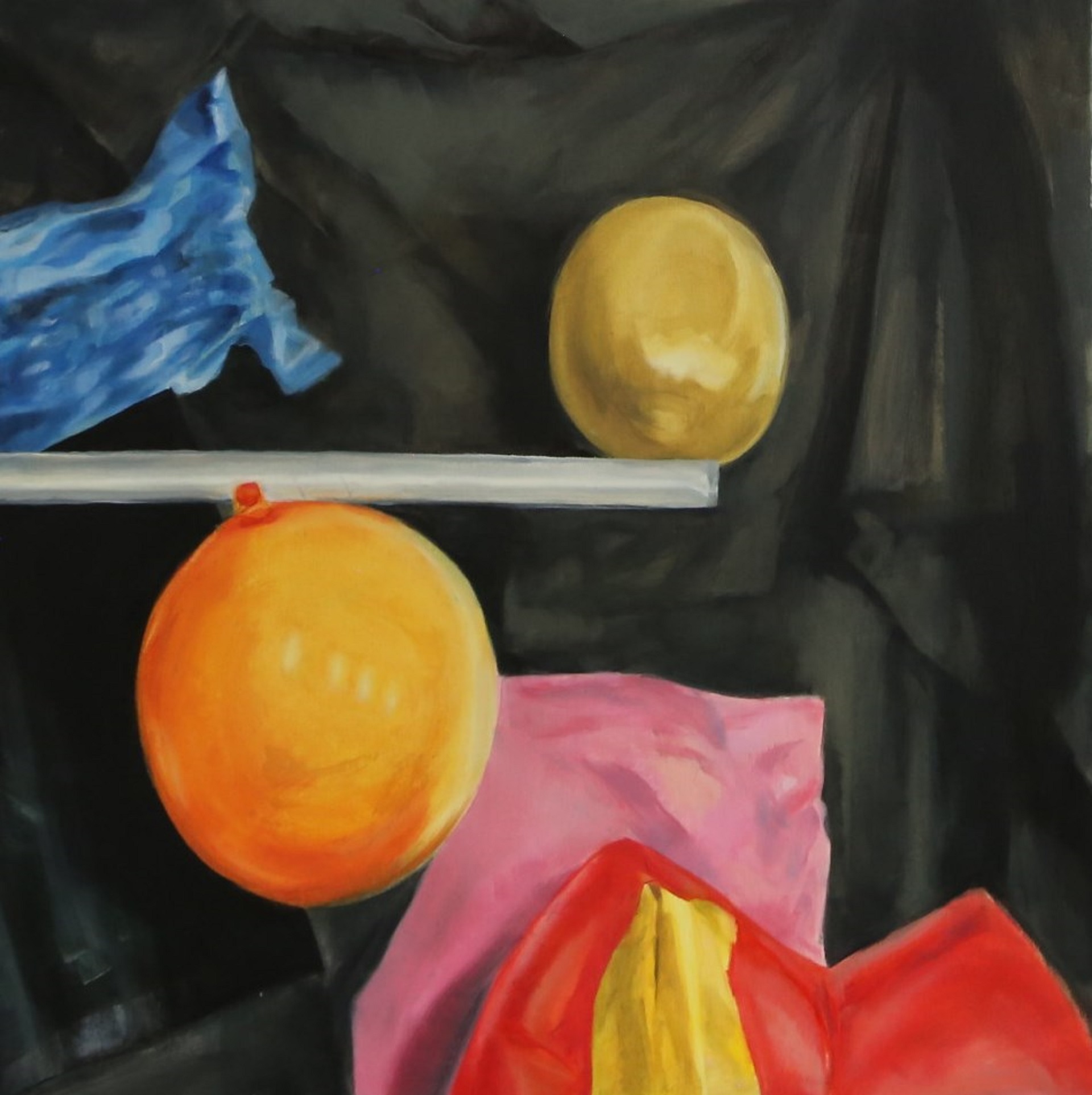 Obraz przedstawia dwa dmuchane balony o barwie oranżowej oraz żółtej. Obiekty usytuowane są na tle czarnej draperii wraz z kilkoma kolorowymi elementami.