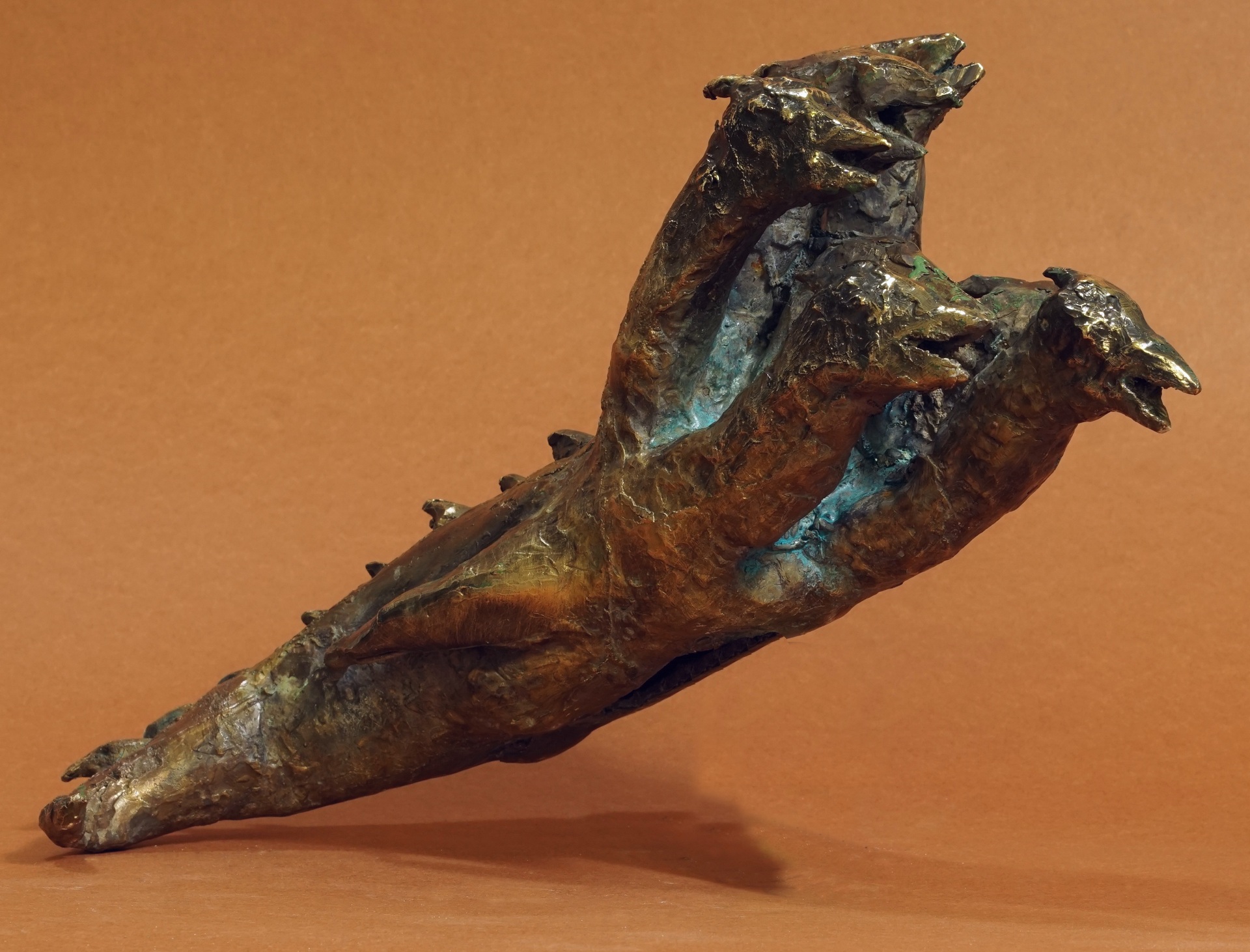 Natalia Andrzejewska - Zdjęcie przedstawia rzeźbę sześcio-głowego smoka wykonanego z mosiądzu w wielobarwnej złoto-niebiesko-czarnej patynie.