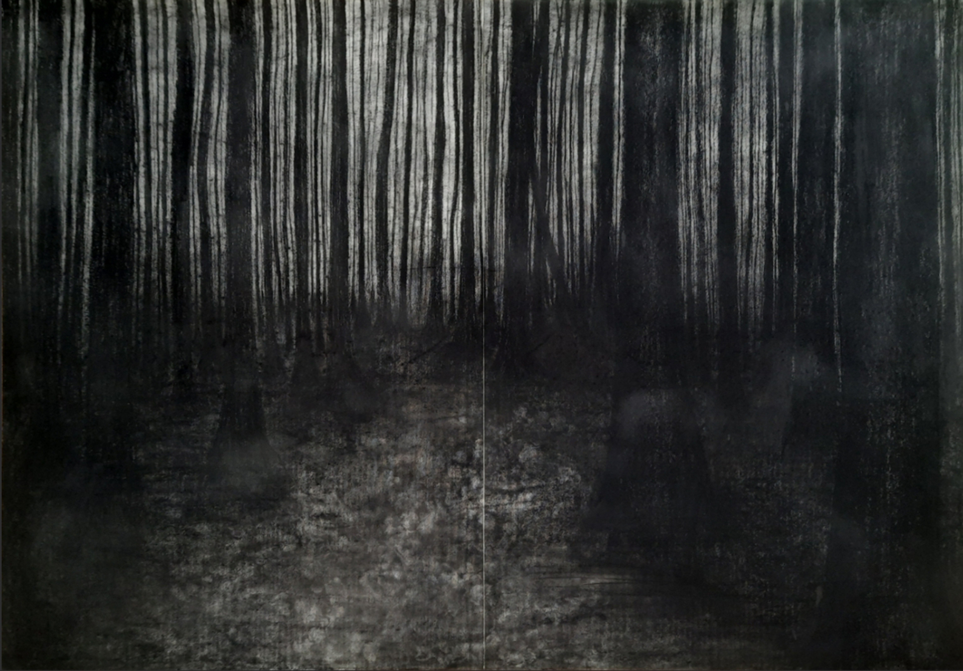 Czarny rysunek z pionowymi pasami różnej grubości przedstawiającymi las ze rozjaśnieniem po lewej stronie od środka pracy.